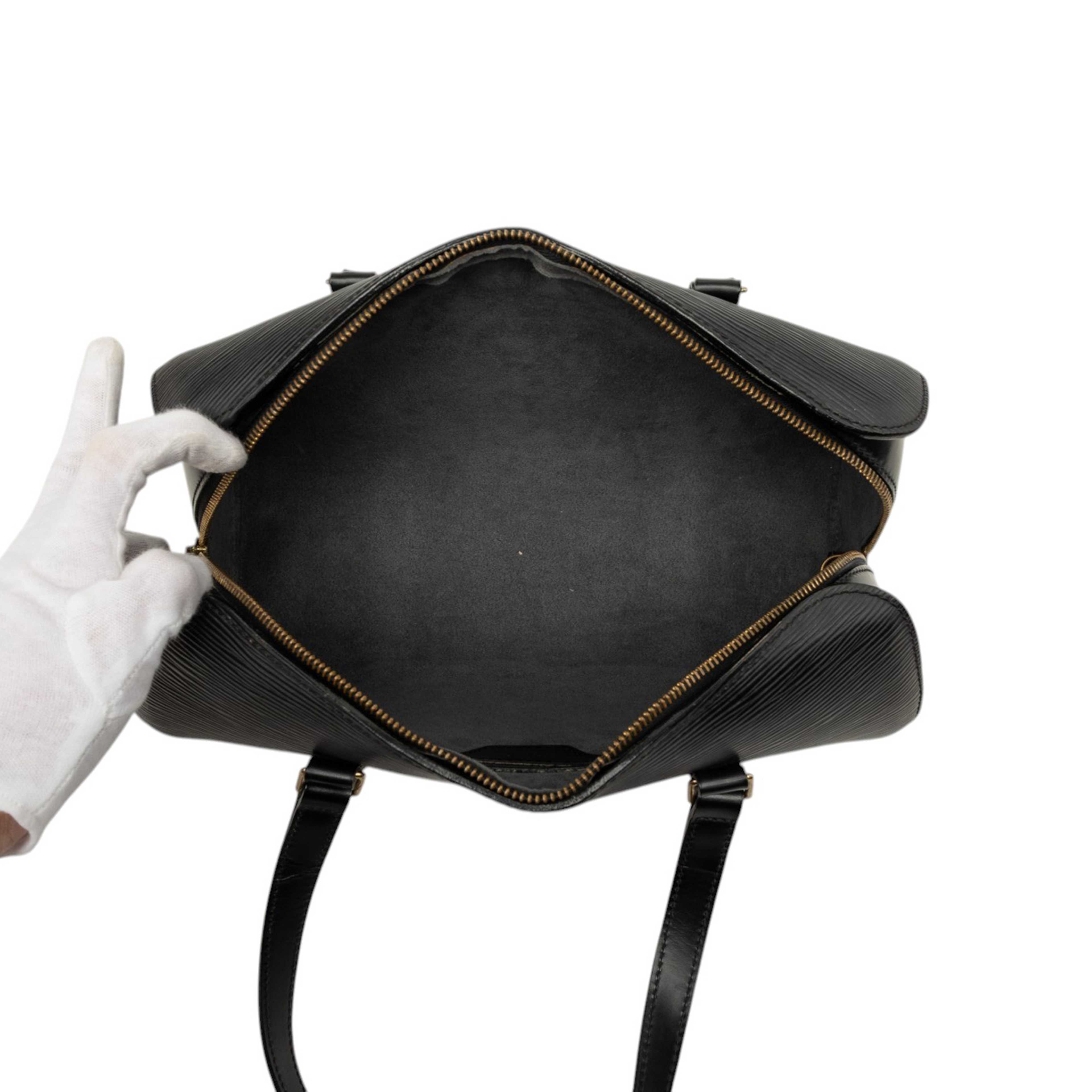 Louis Vuitton Epi Soufflot, från Luxclusif, i färgen svart. Klicka för att öppna bilden i stort format