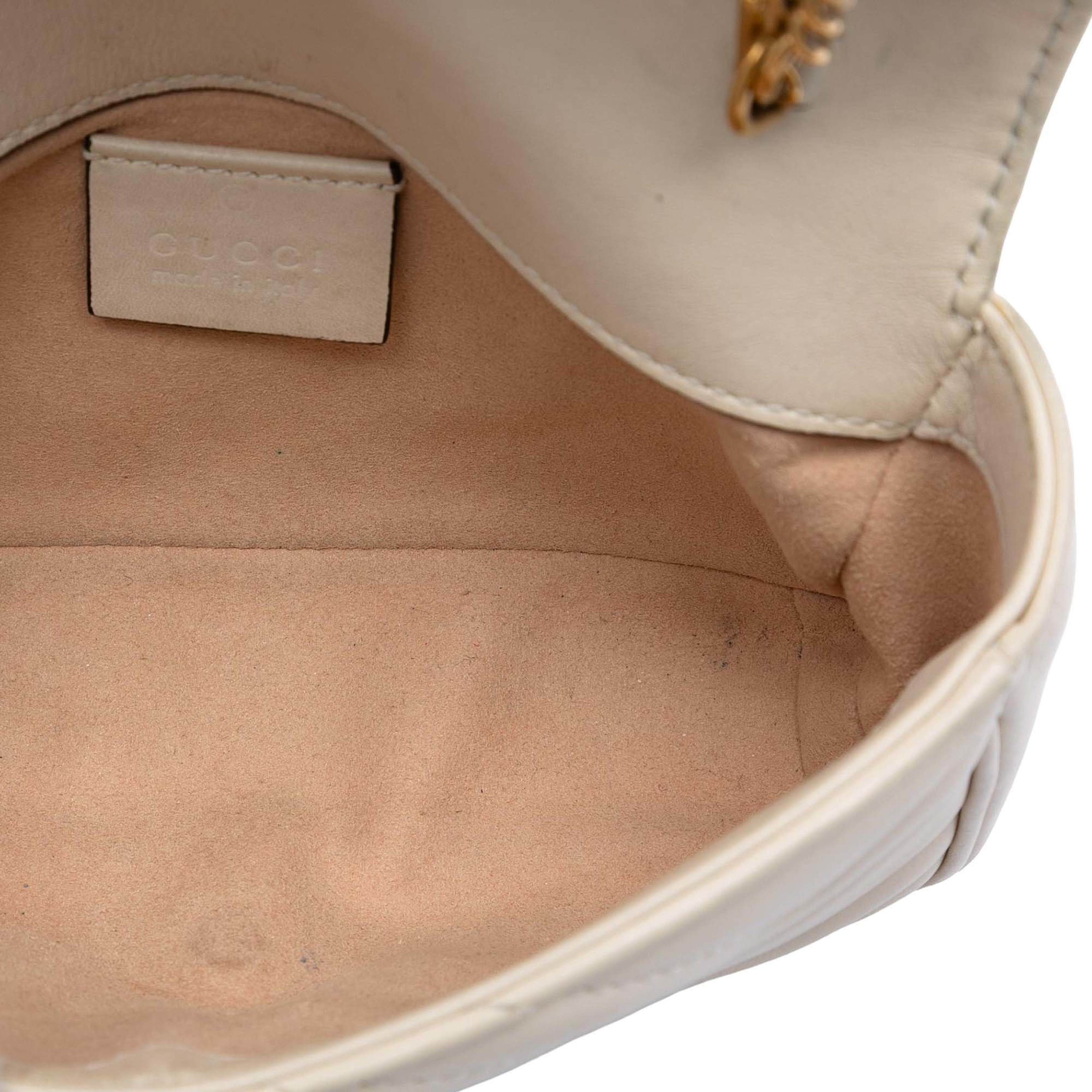Gucci Mini Gg Marmont Matelasse Calfskin Flap Crossbody, från Luxclusif, i färgen vit. Klicka för att öppna bilden i stort format