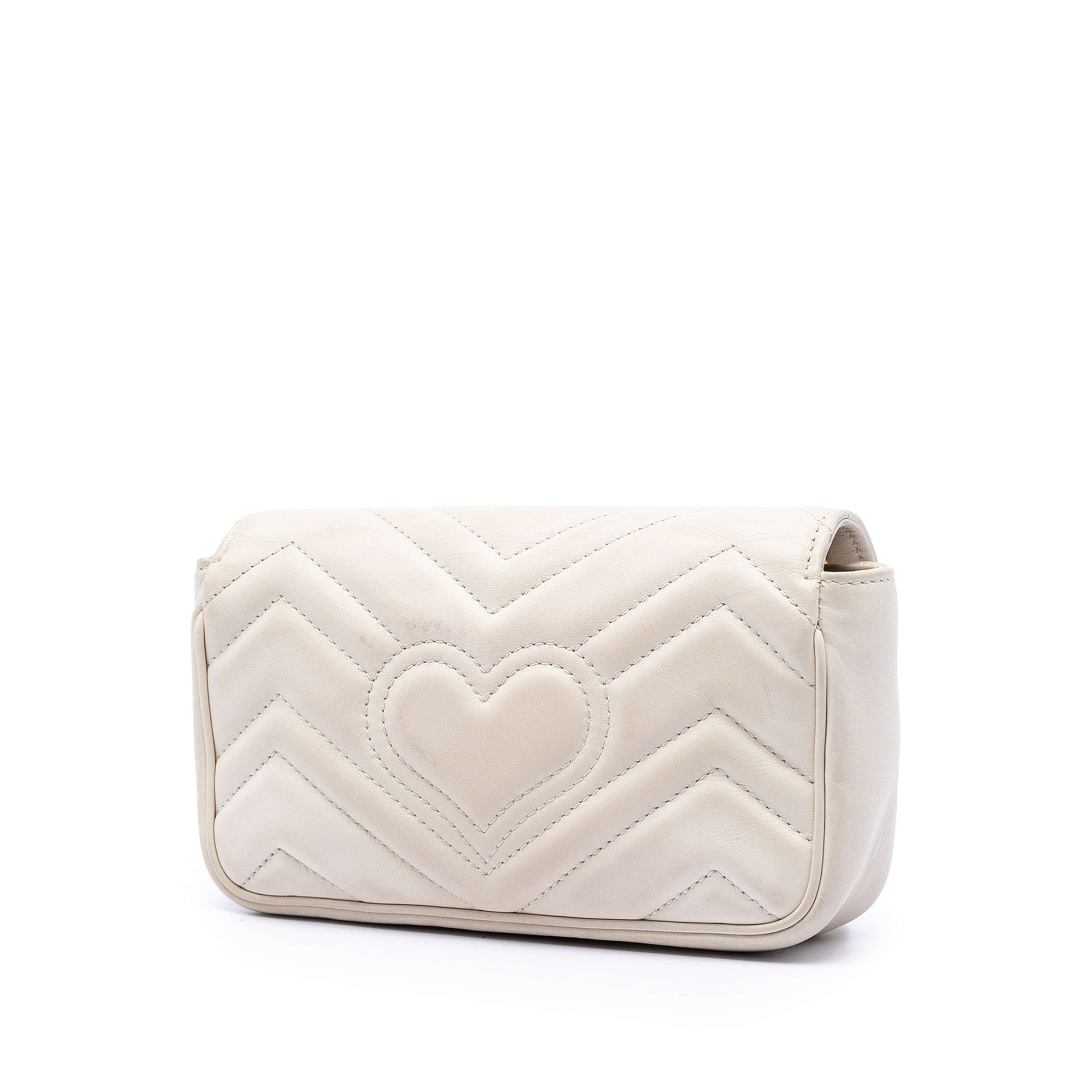 Gucci Mini Gg Marmont Matelasse Calfskin Flap Crossbody, från Luxclusif, i färgen vit. Klicka för att öppna bilden i stort format