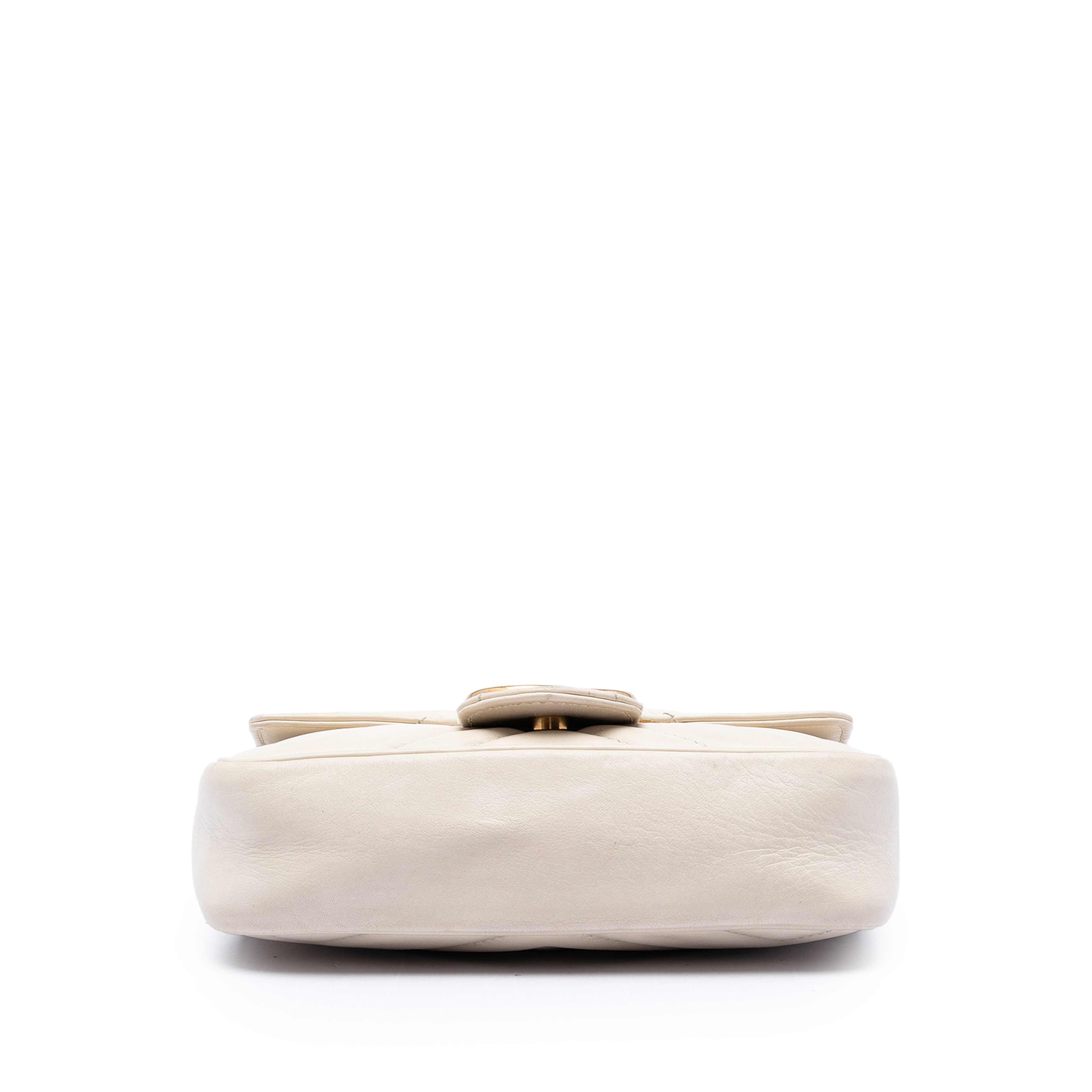 Gucci Mini Gg Marmont Matelasse Calfskin Flap Crossbody, från Luxclusif, i färgen vit. Klicka för att öppna bilden i stort format