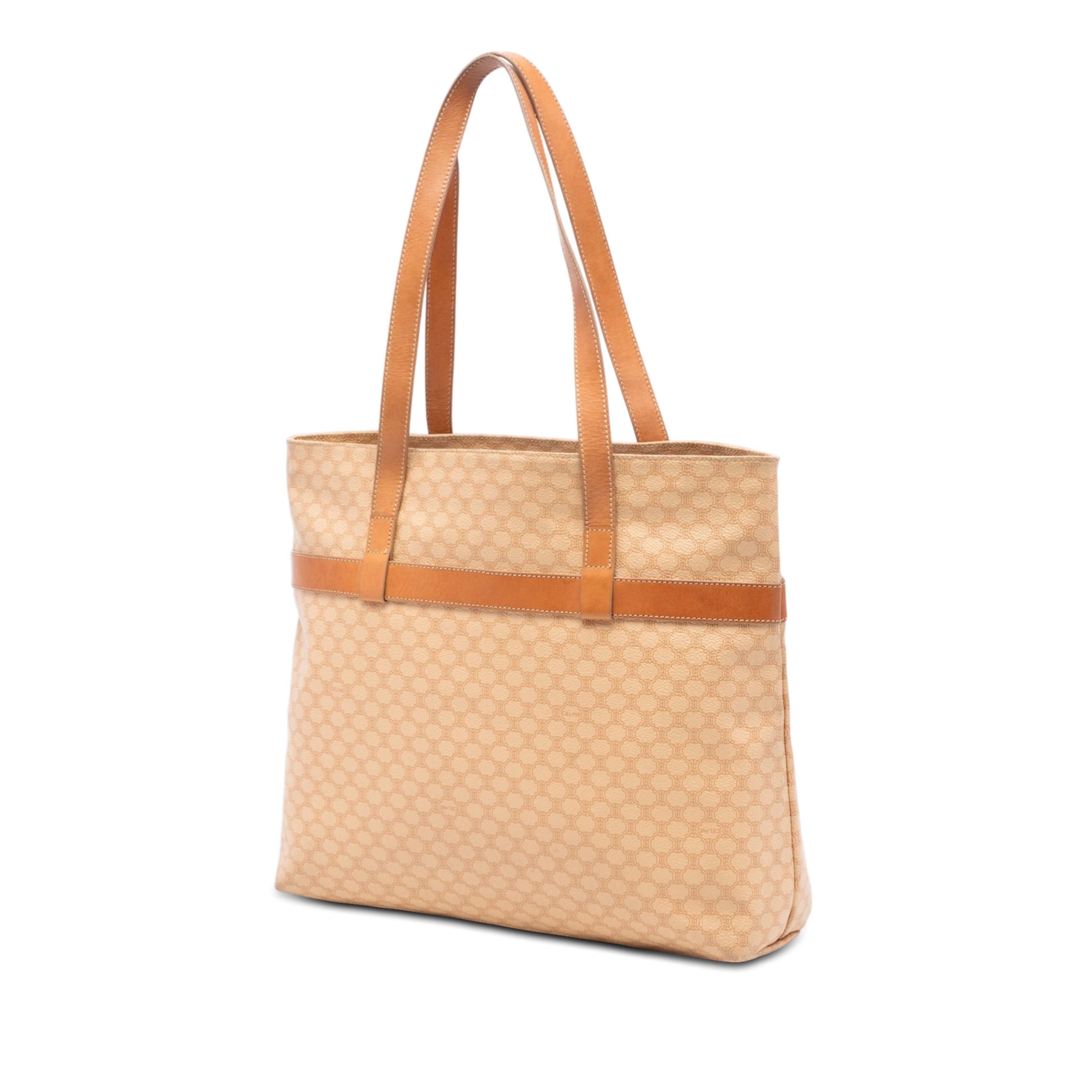 Celine Macadam Coated Canvas Tote, från Luxclusif, i färgen beige. Klicka för att öppna bilden i stort format