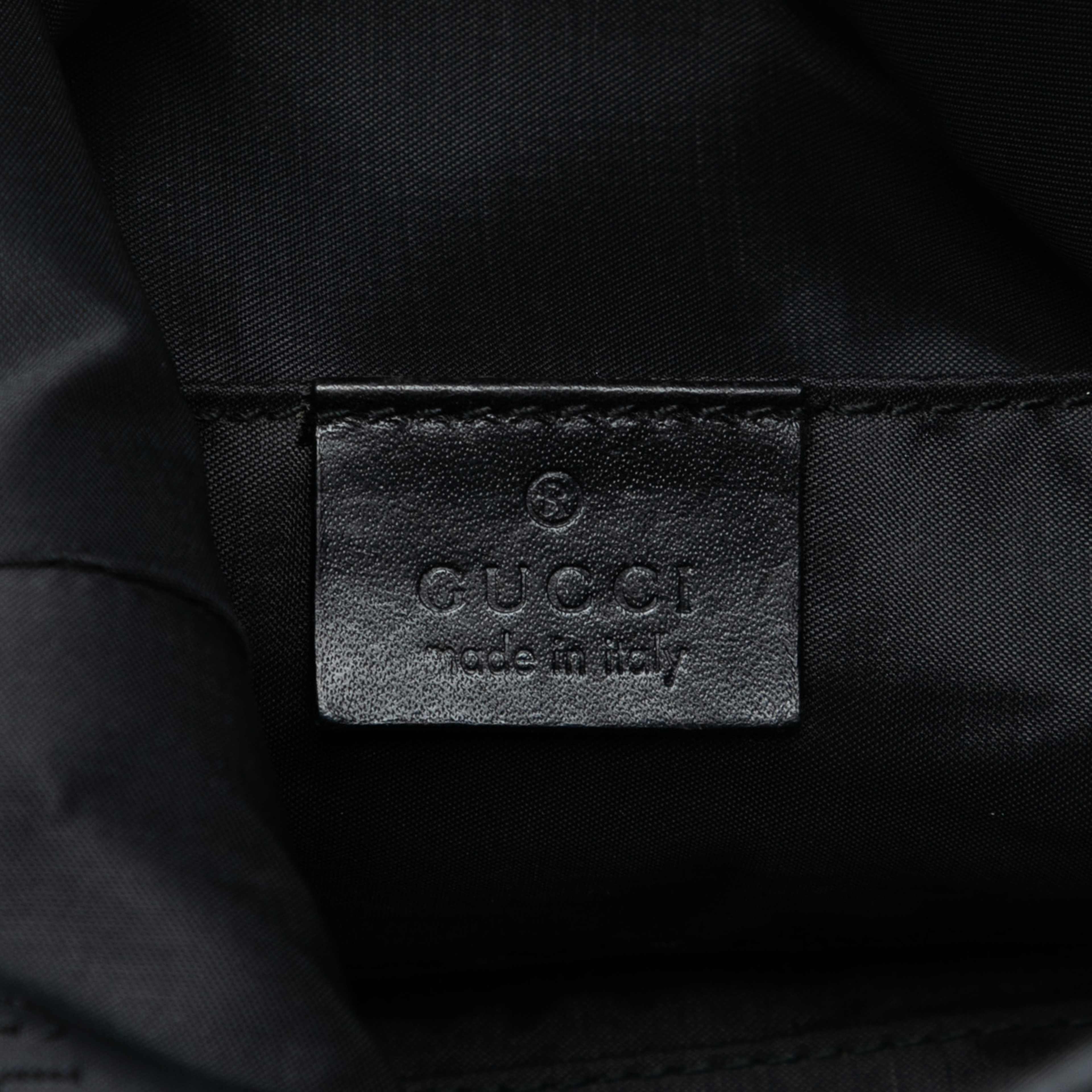 Gucci Nylon Shoulder Bag, från Luxclusif, i färgen black. Klicka för att öppna bilden i stort format