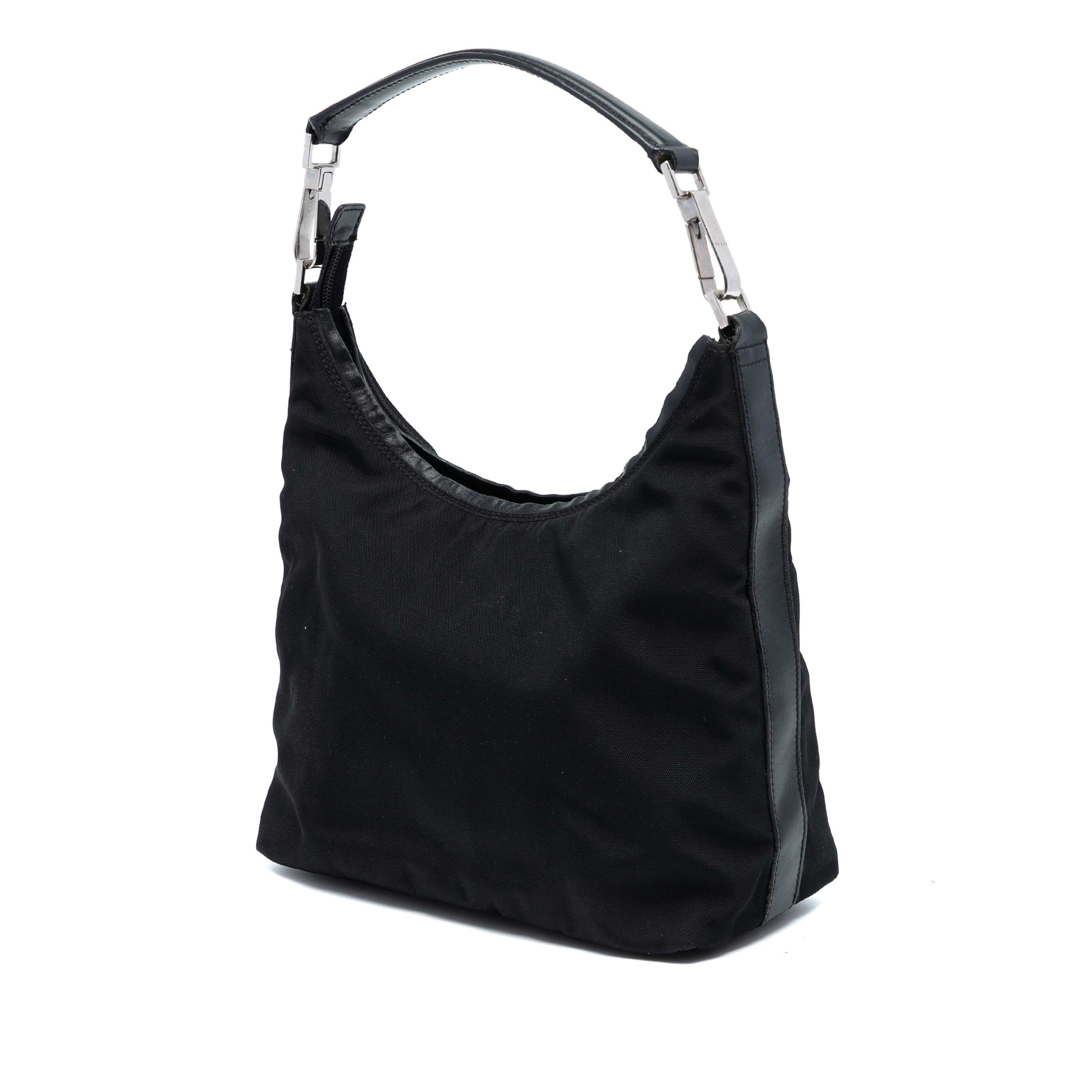 Gucci Nylon Shoulder Bag, från Luxclusif, i färgen black. Klicka för att öppna bilden i stort format