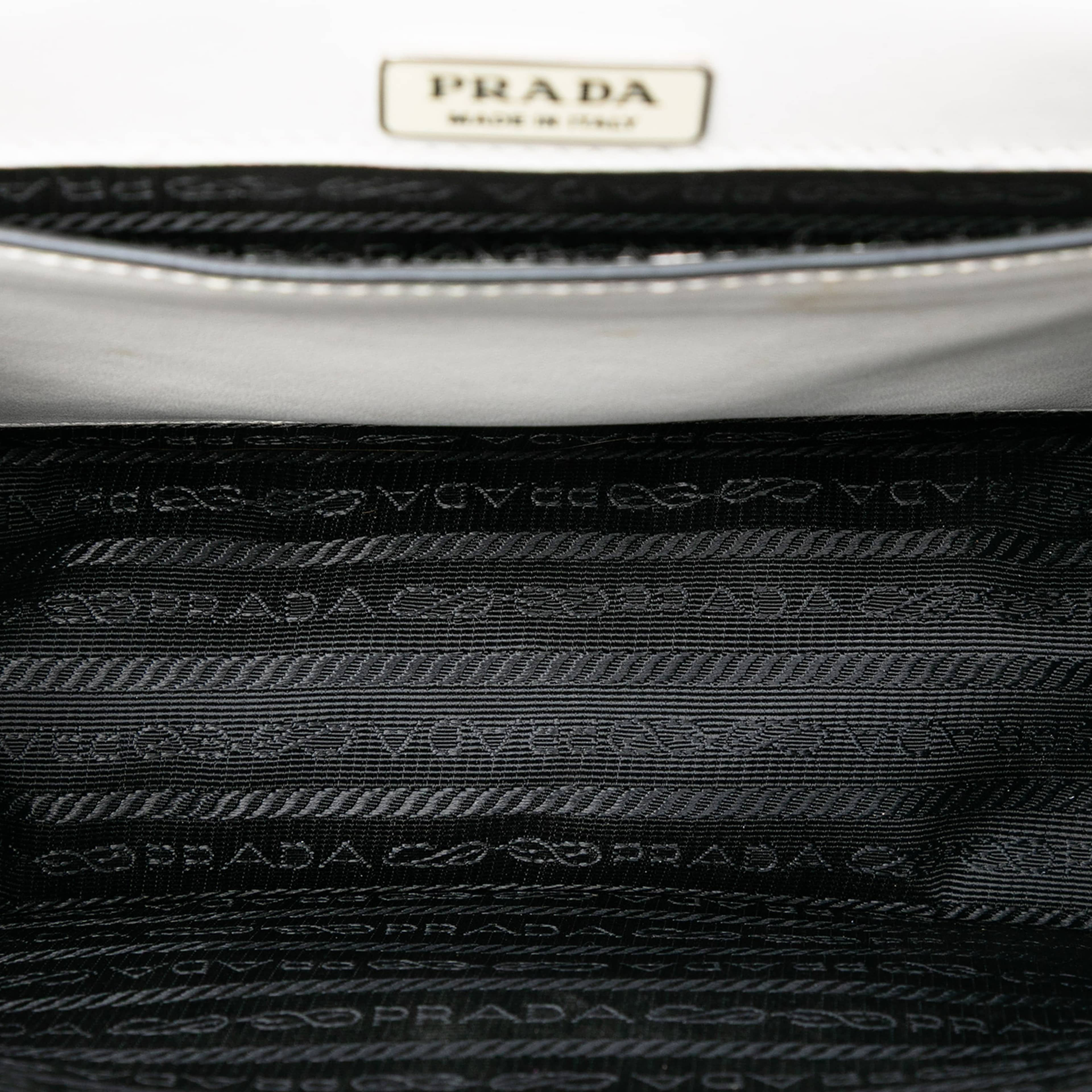 Prada City Calf Studded Folk Corsiere Satchel, från Luxclusif, i färgen white. Klicka för att öppna bilden i stort format