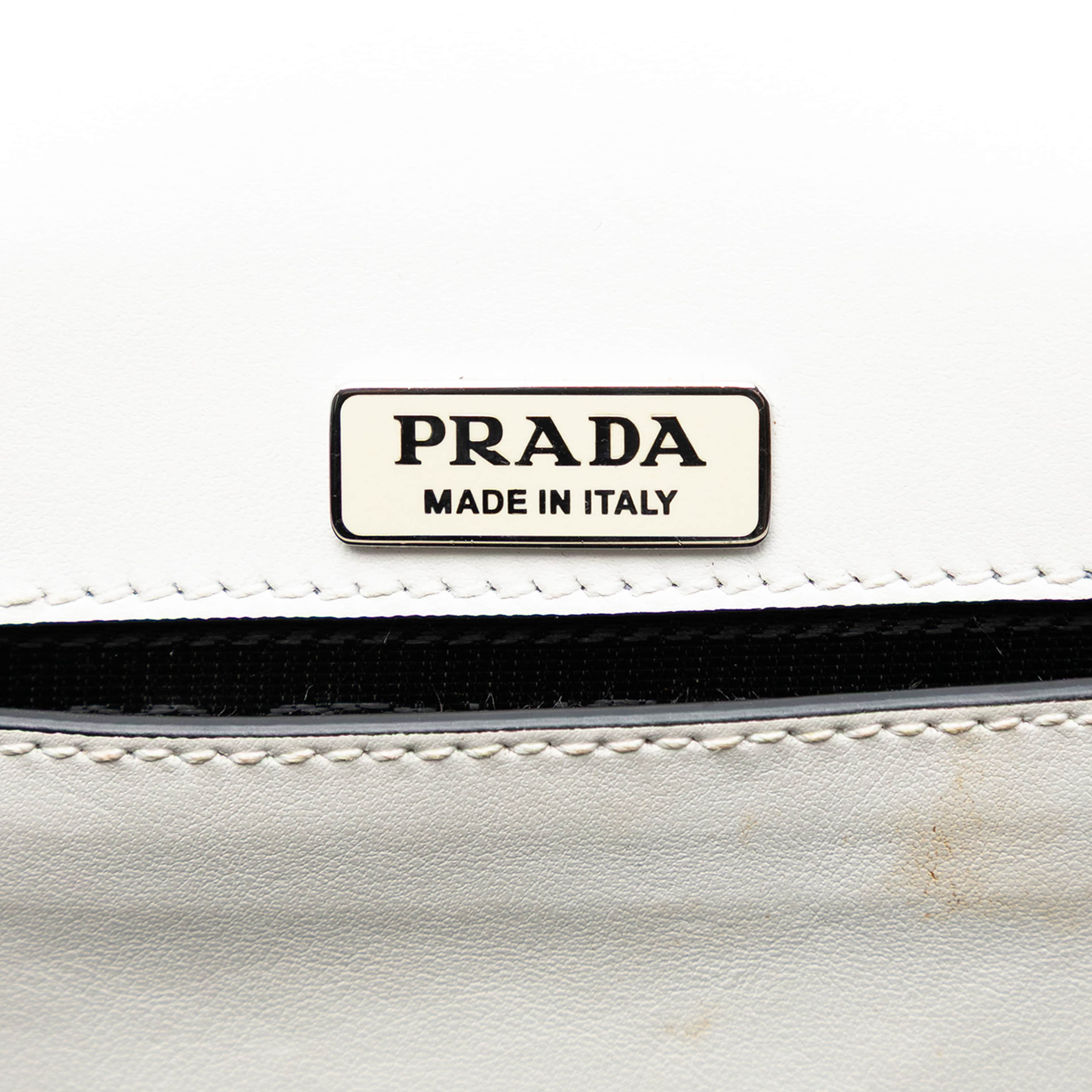 Prada City Calf Studded Folk Corsiere Satchel, från Luxclusif, i färgen white. Klicka för att öppna bilden i stort format