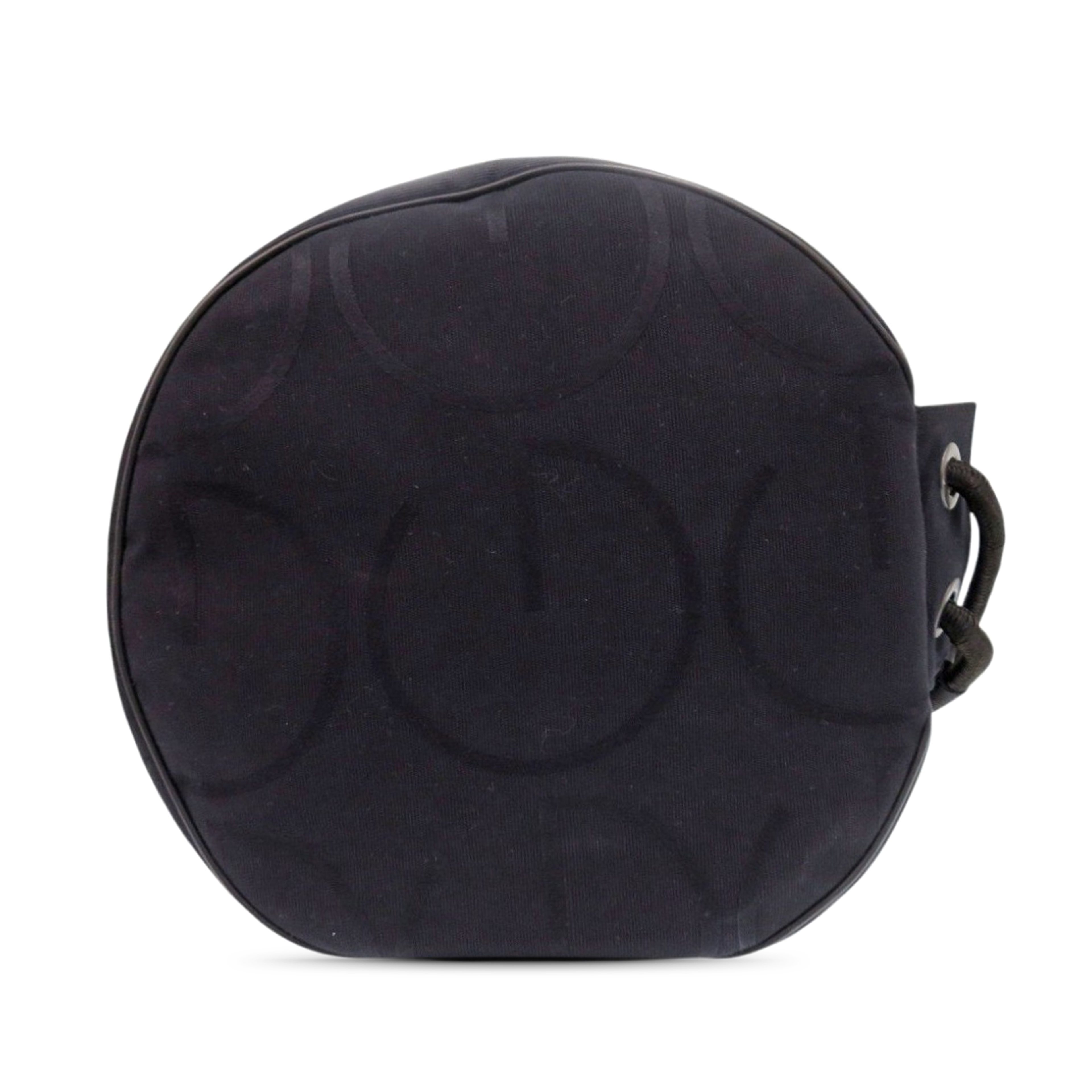 Gucci G Monogram Canvas Drawstring Sling Bag, från Luxclusif, i färgen svart. Klicka för att öppna bilden i stort format