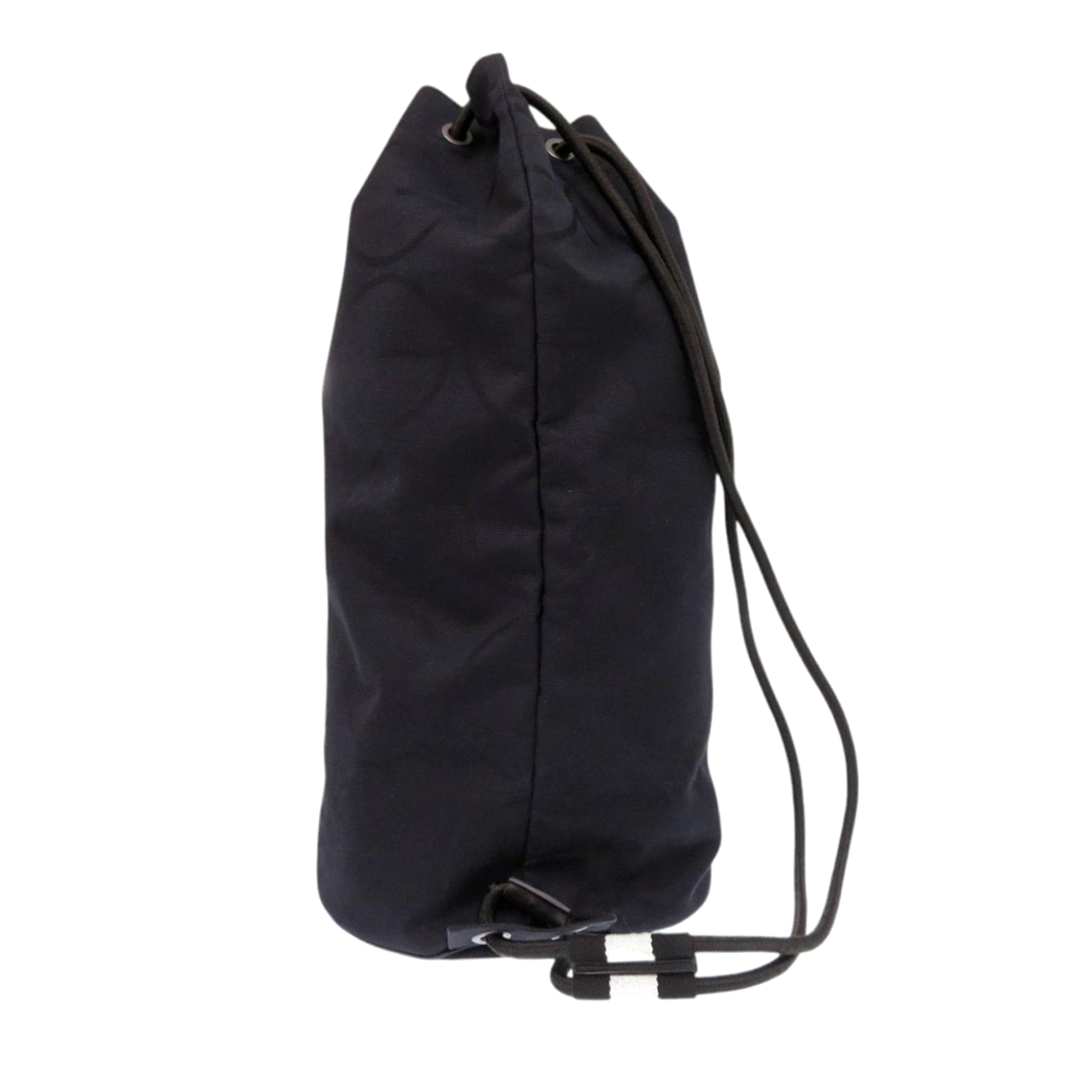 Gucci G Monogram Canvas Drawstring Sling Bag, från Luxclusif, i färgen svart. Klicka för att öppna bilden i stort format
