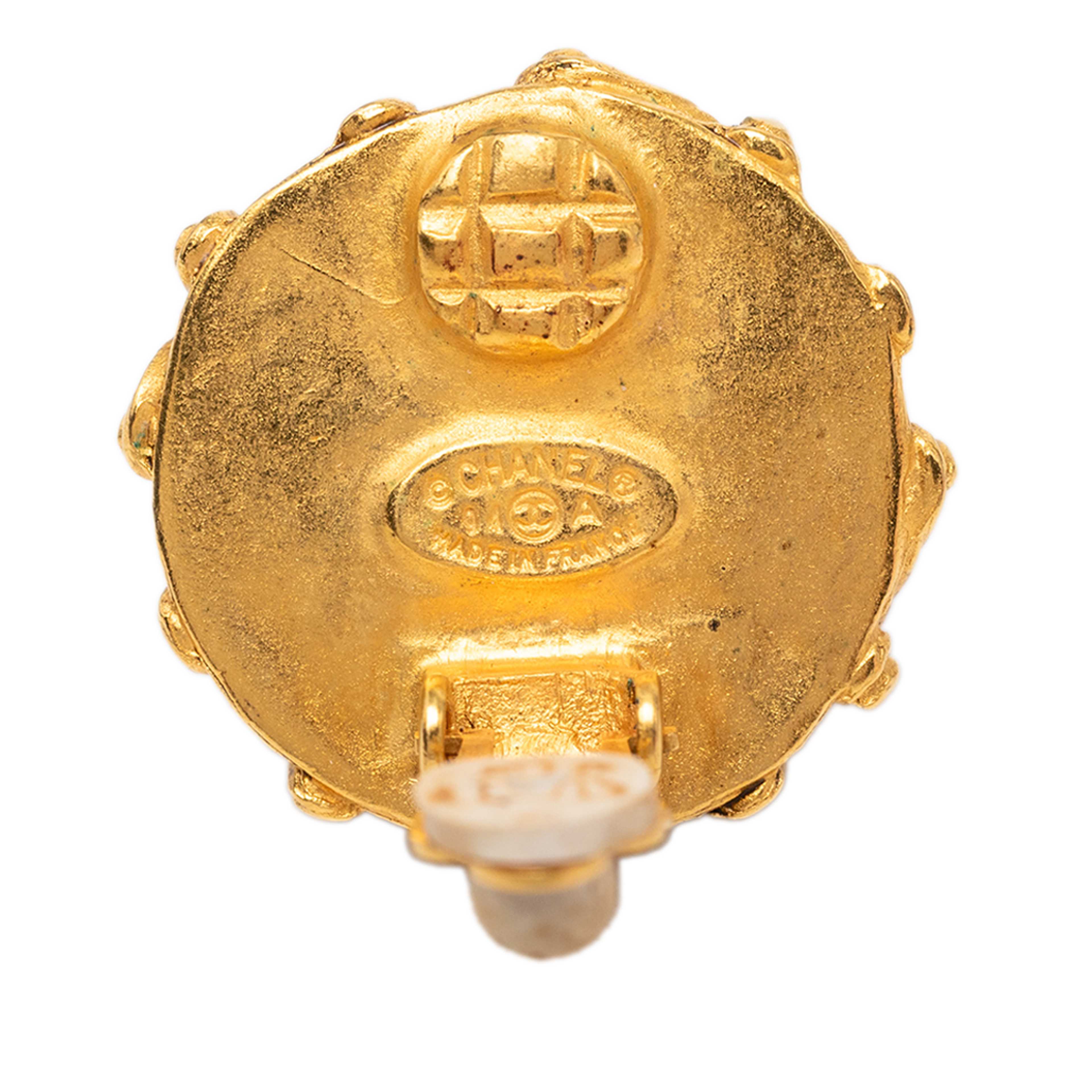 Chanel Cc Gold Plated Faux Pearl Clip On Earrings, från Luxclusif, i färgen gold. Klicka för att öppna bilden i stort format