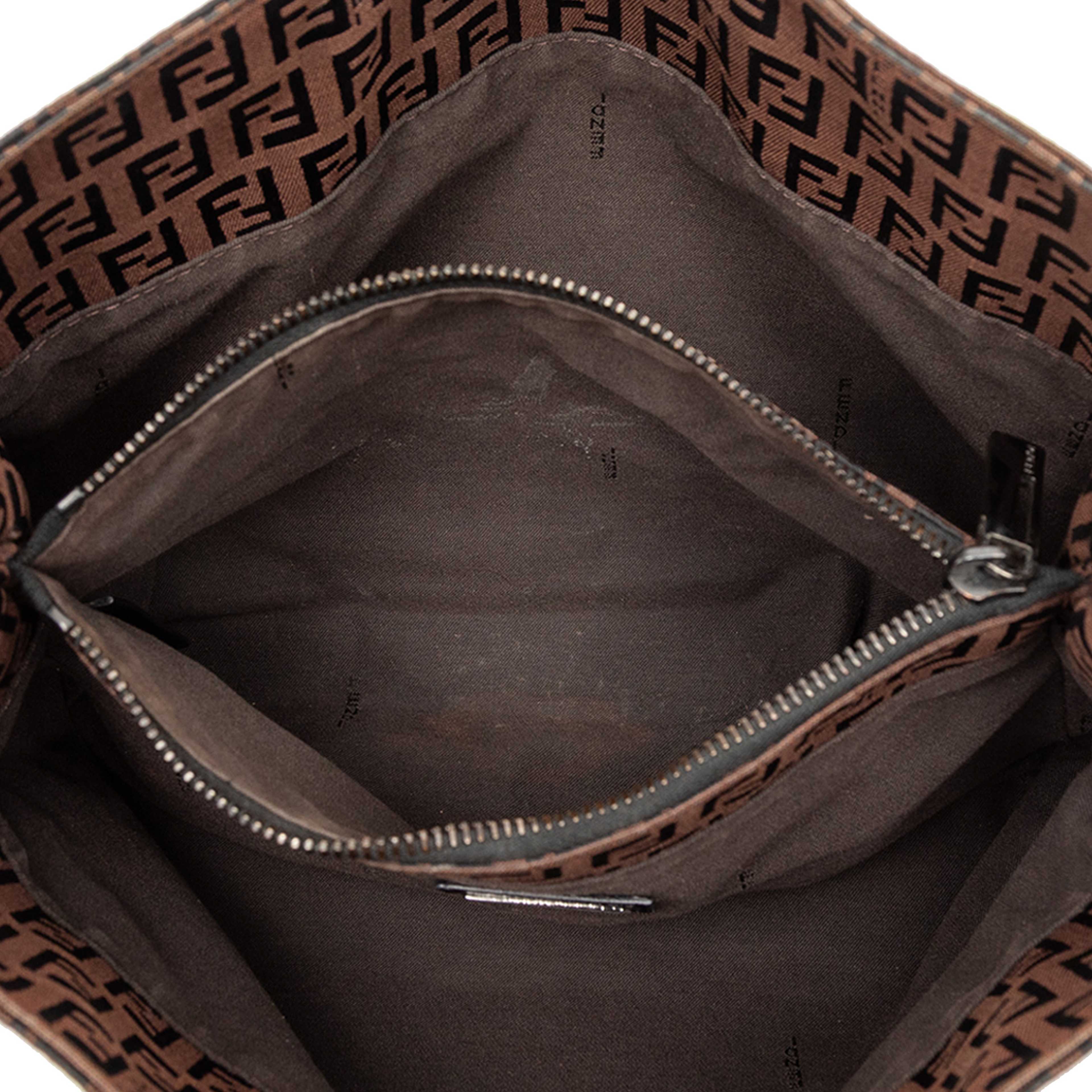 Fendi Zucchino Canvas Tote, från Luxclusif, i färgen dark brown. Klicka för att öppna bilden i stort format