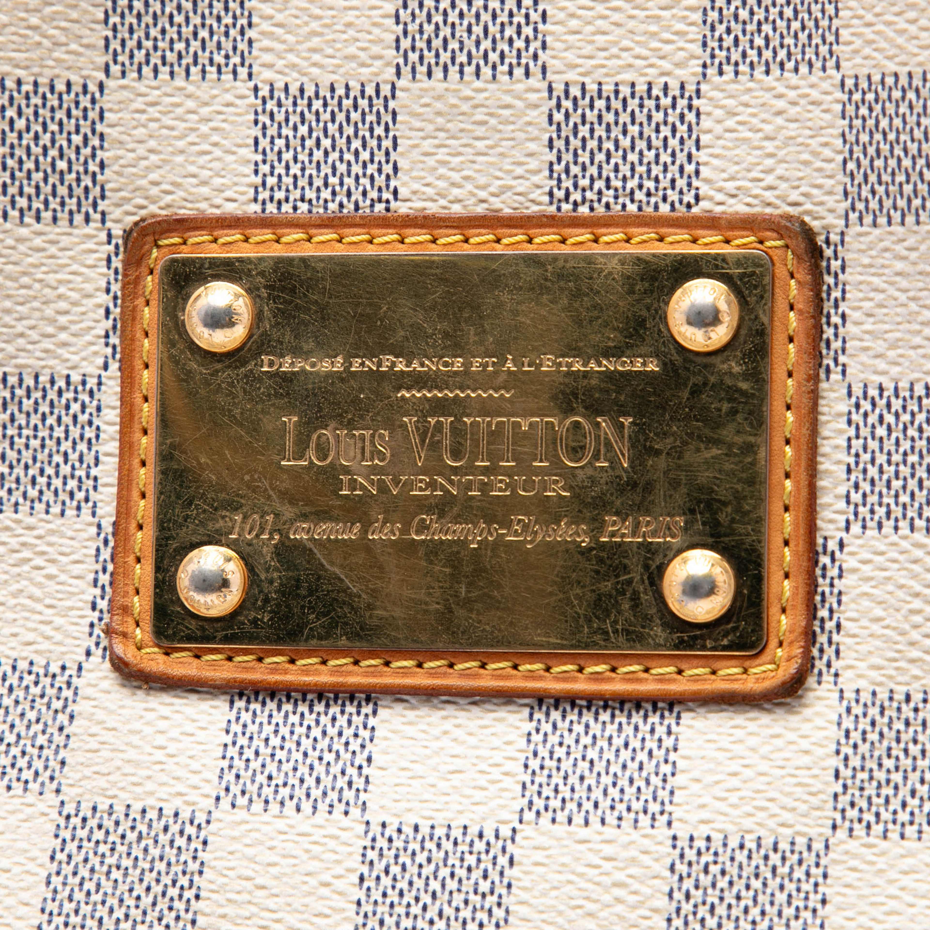 Louis Vuitton Damier Azur Galliera Pm, från Luxclusif, i färgen vit. Klicka för att öppna bilden i stort format