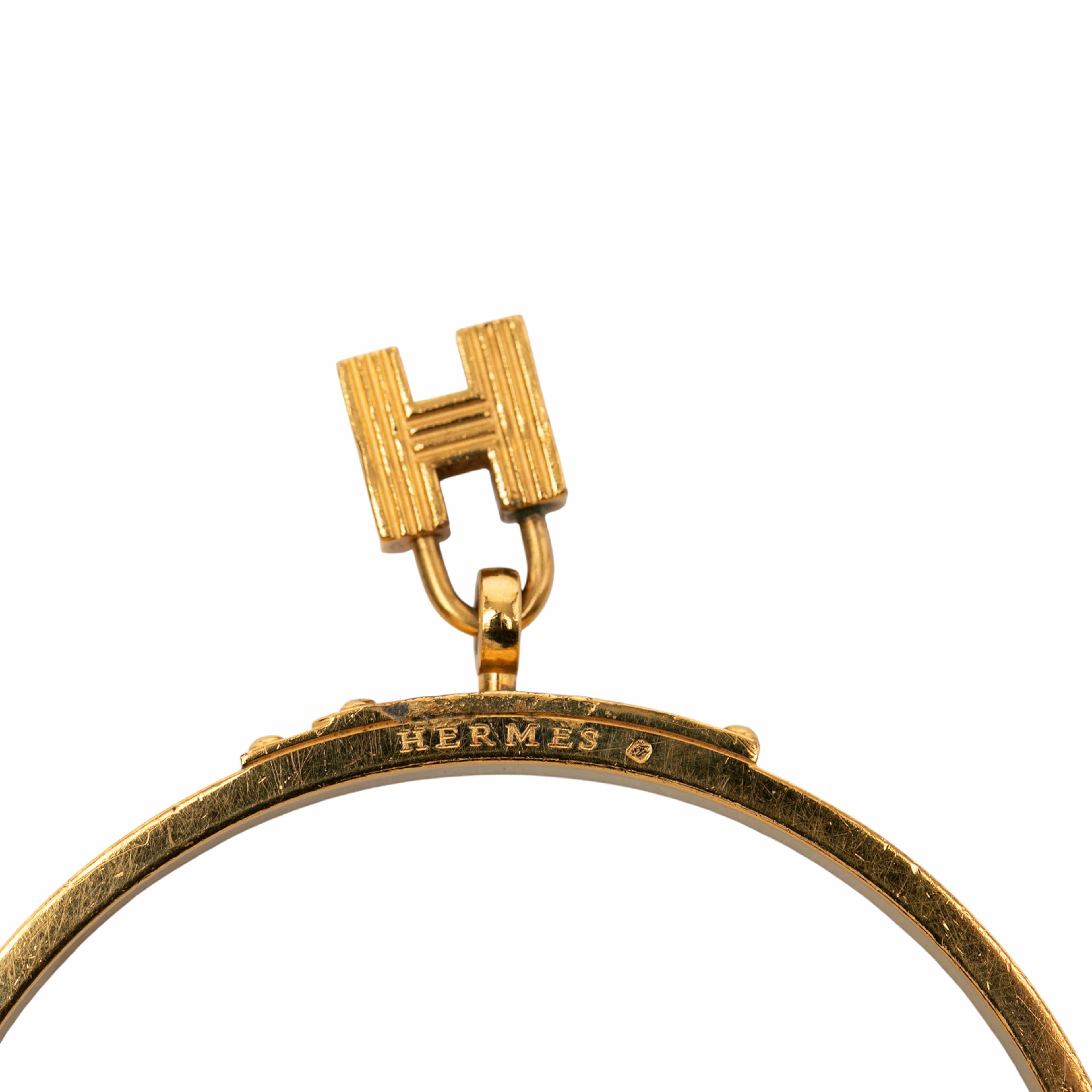 Hermès Leather Kelly Cadena Lock Bangle Bracelet, från Luxclusif, i färgen black. Klicka för att öppna bilden i stort format