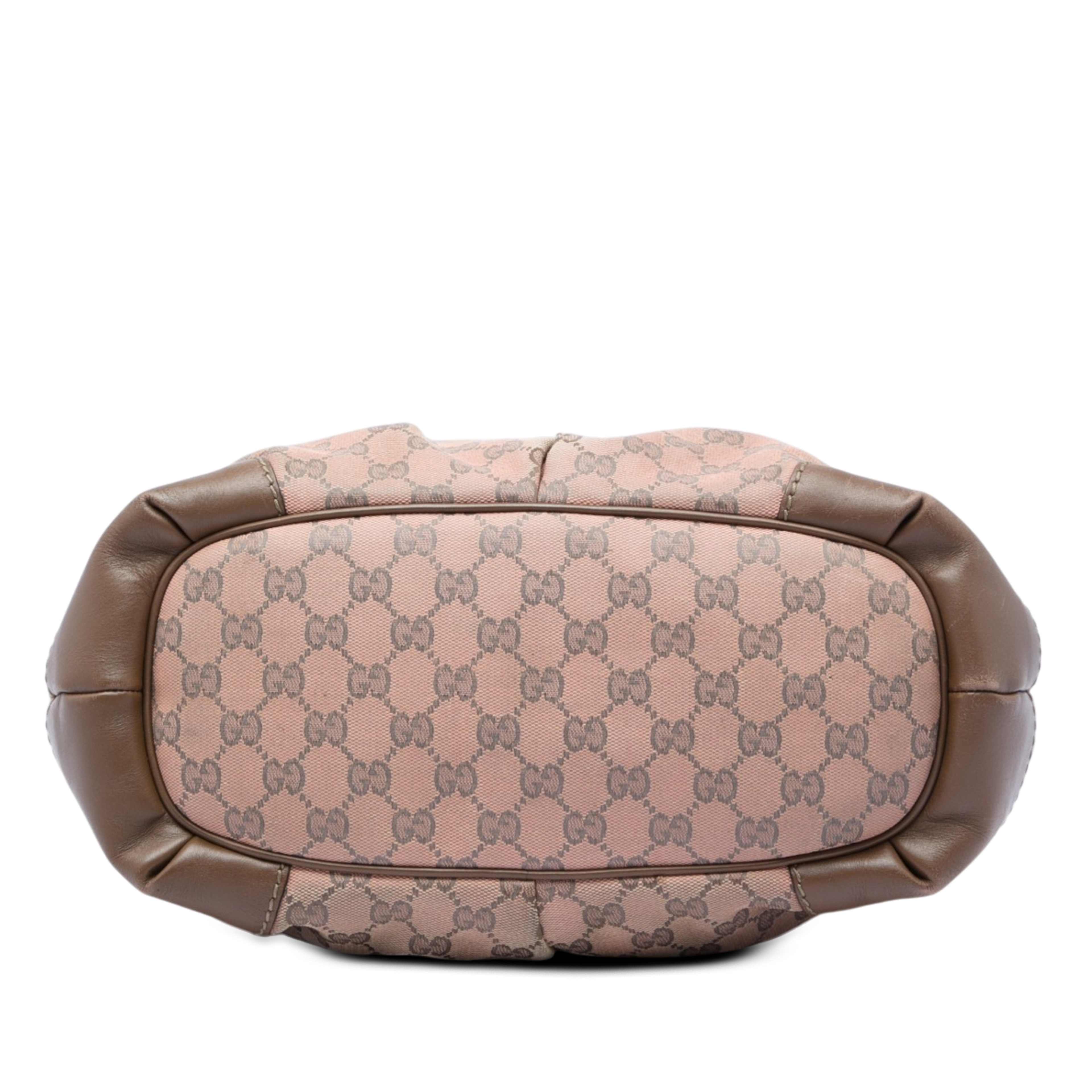 Gucci Gg Canvas Sukey Satchel, från Luxclusif, i färgen beige. Klicka för att öppna bilden i stort format