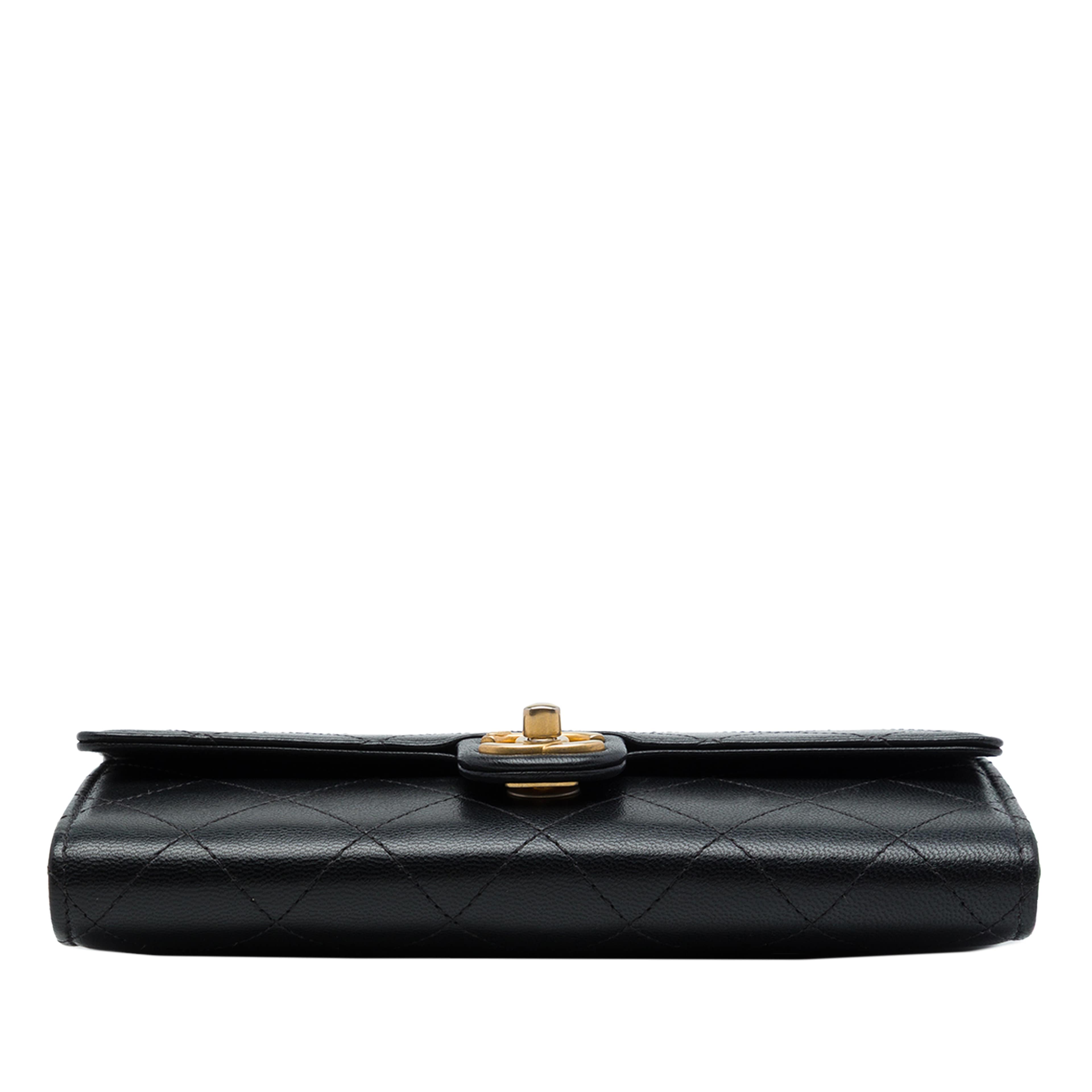 Chanel Quilted Goatskin Chic Pearls Clutch With Chain, från Luxclusif, i färgen svart. Klicka för att öppna bilden i stort format