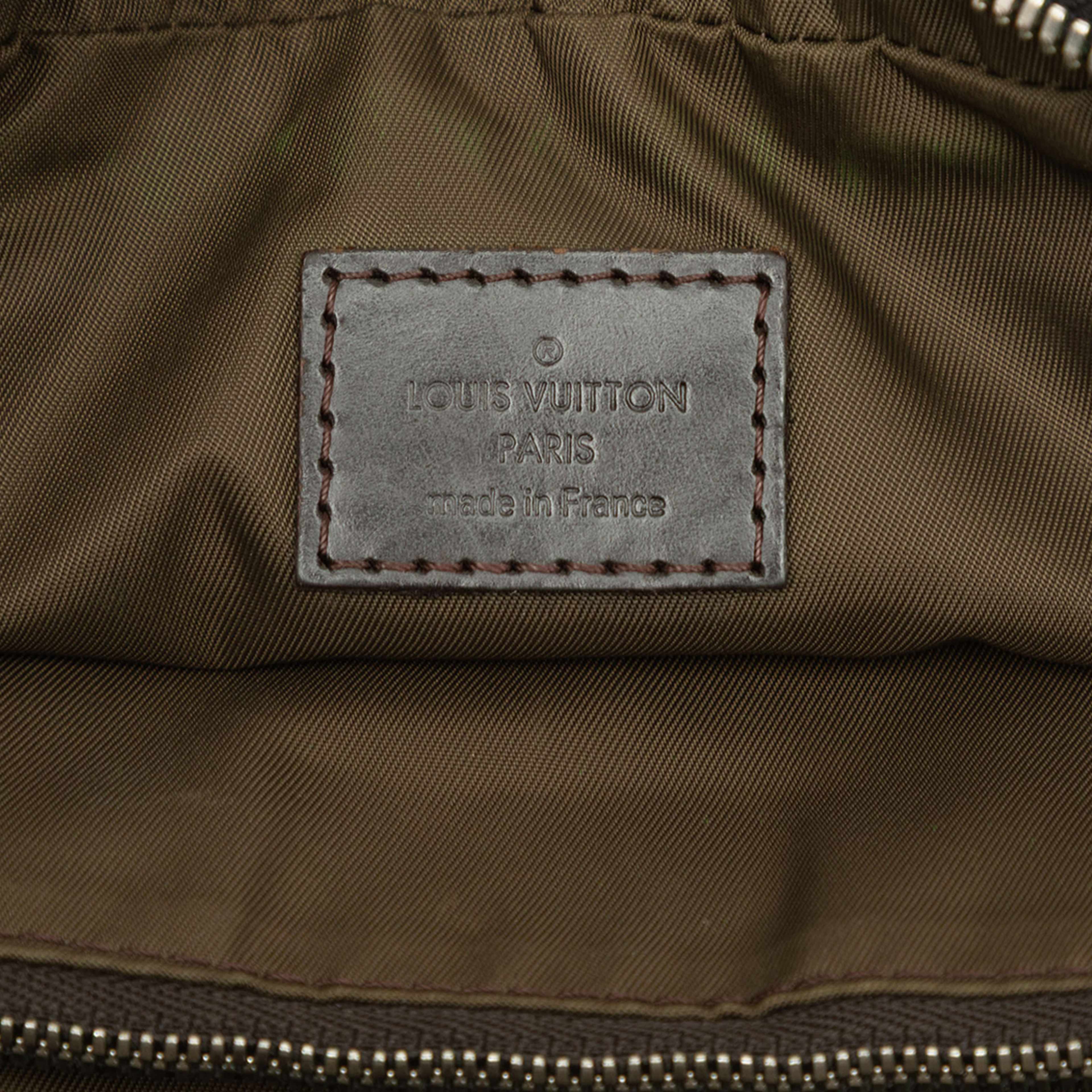 Louis Vuitton Damier Geant Acrobat, från Luxclusif, i färgen svart. Klicka för att öppna bilden i stort format