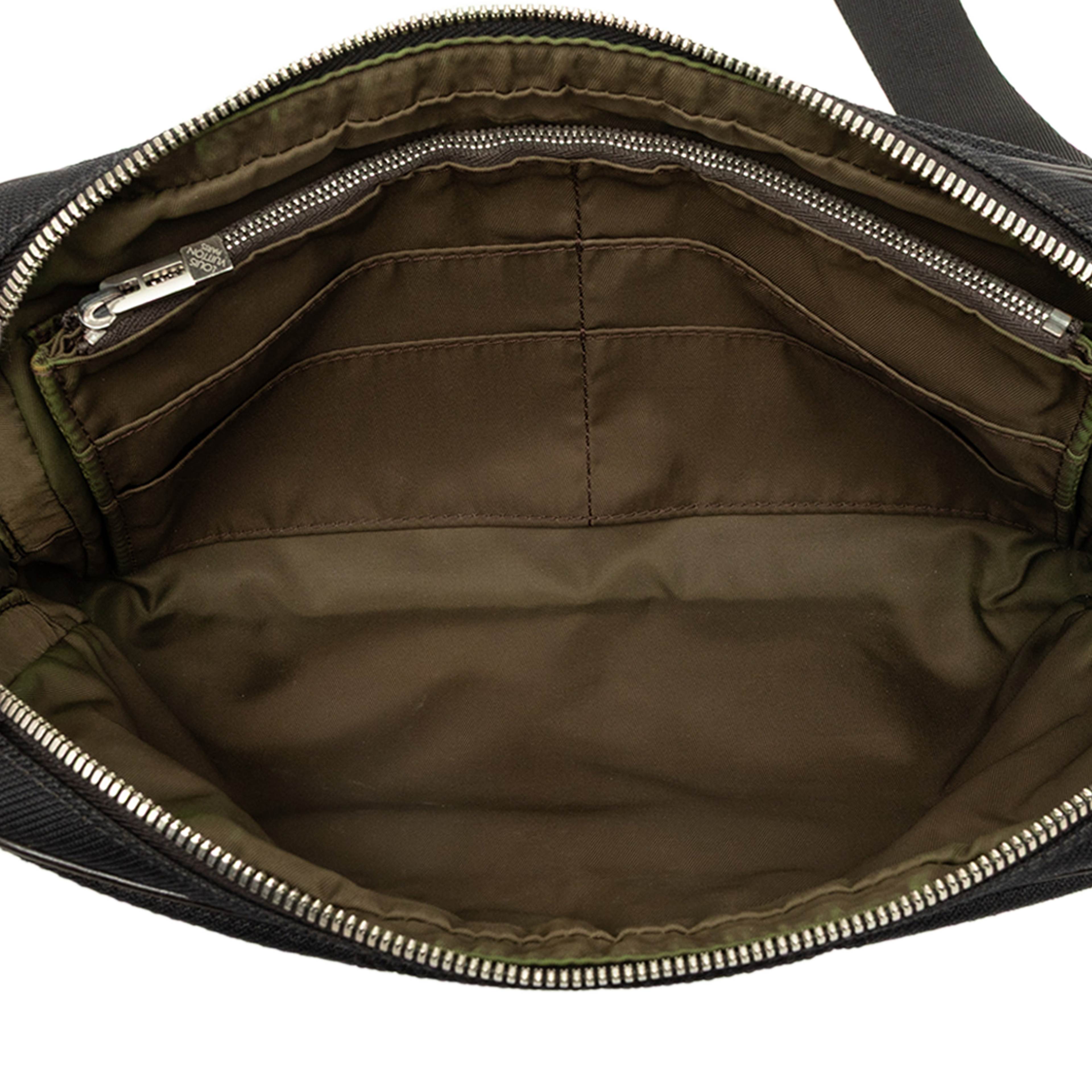 Louis Vuitton Damier Geant Acrobat, från Luxclusif, i färgen svart. Klicka för att öppna bilden i stort format
