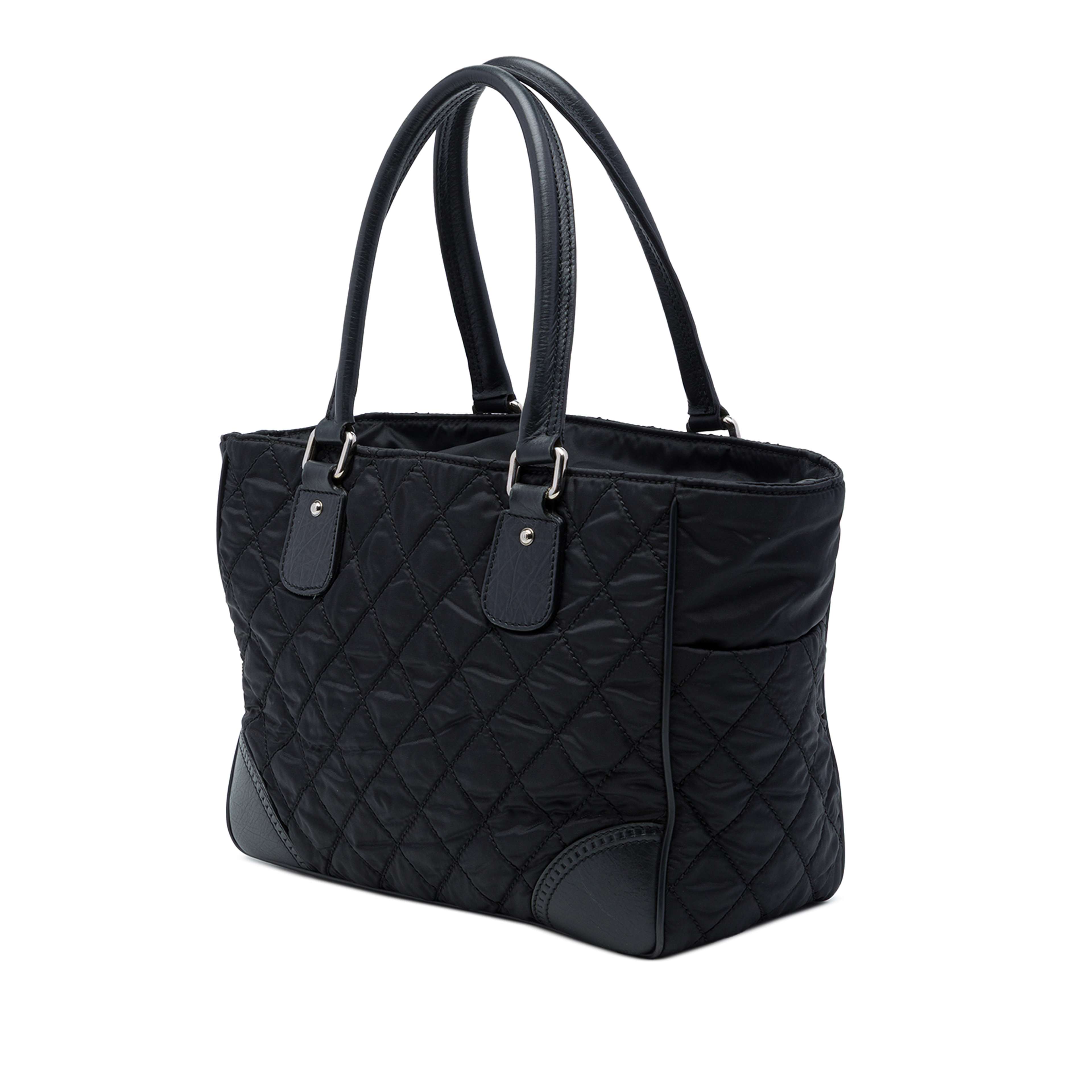 Chanel Paris New York Quilted Nylon Tote, från Luxclusif, i färgen svart. Klicka för att öppna bilden i stort format
