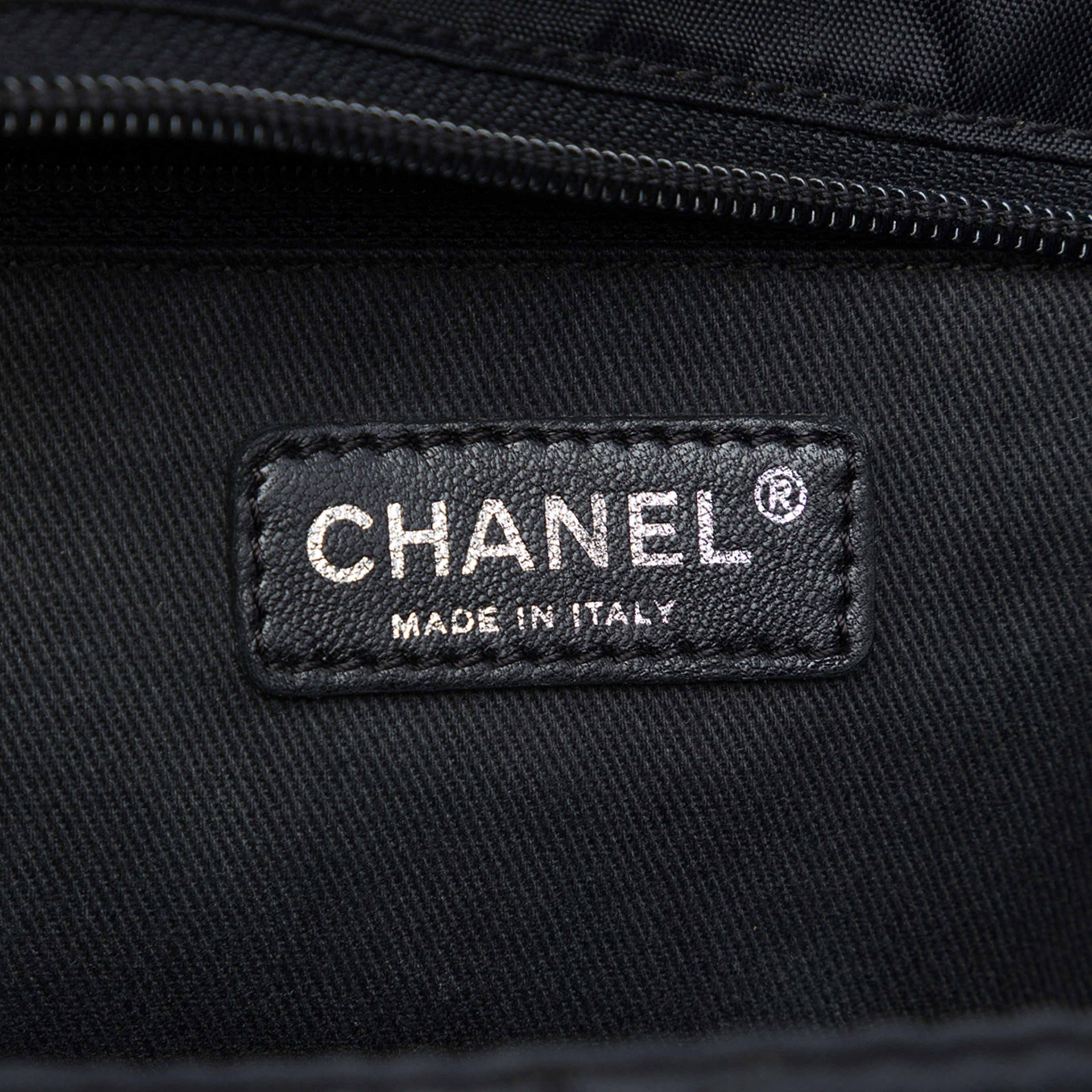 Chanel Paris New York Quilted Nylon Tote, från Luxclusif, i färgen svart. Klicka för att öppna bilden i stort format