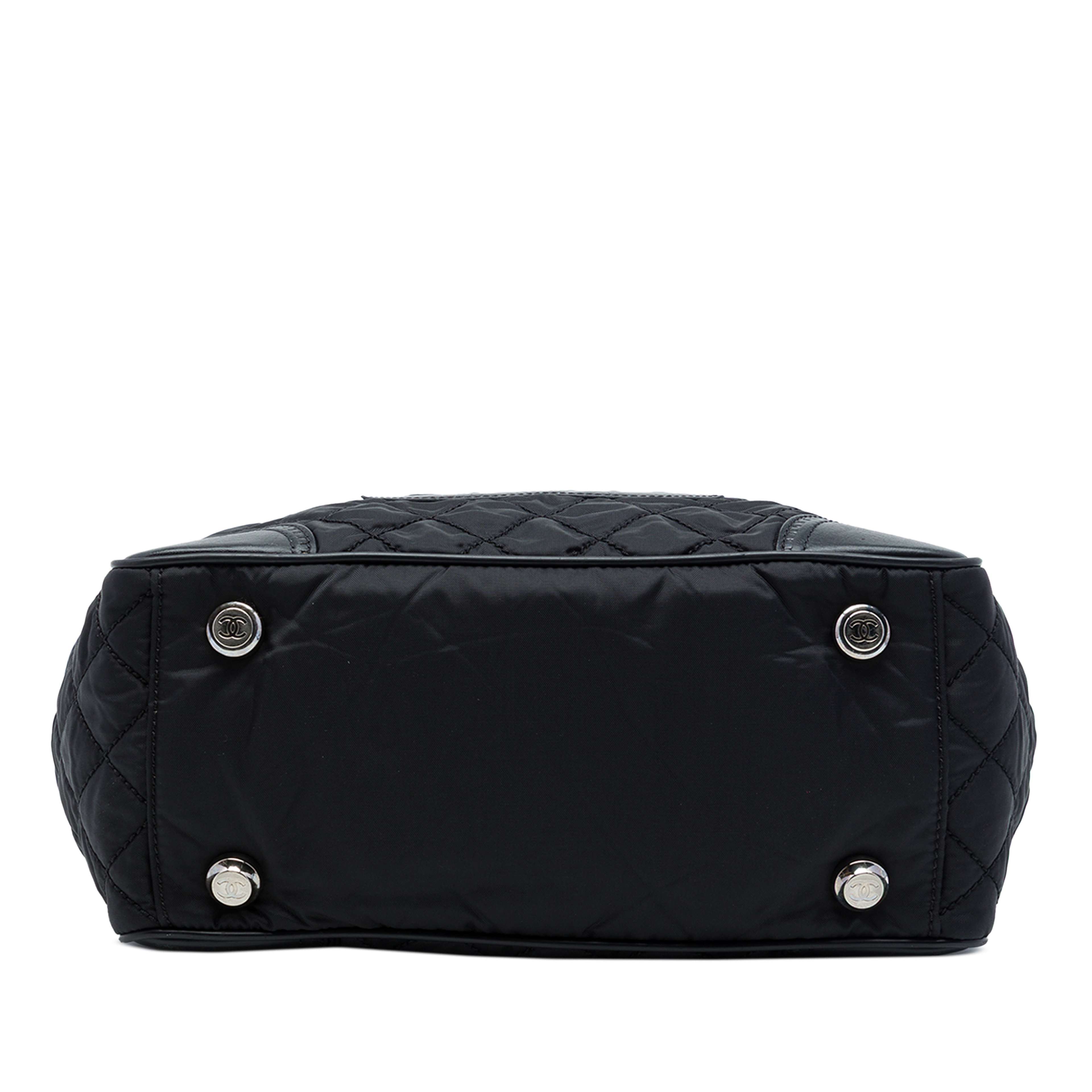 Chanel Paris New York Quilted Nylon Tote, från Luxclusif, i färgen svart. Klicka för att öppna bilden i stort format