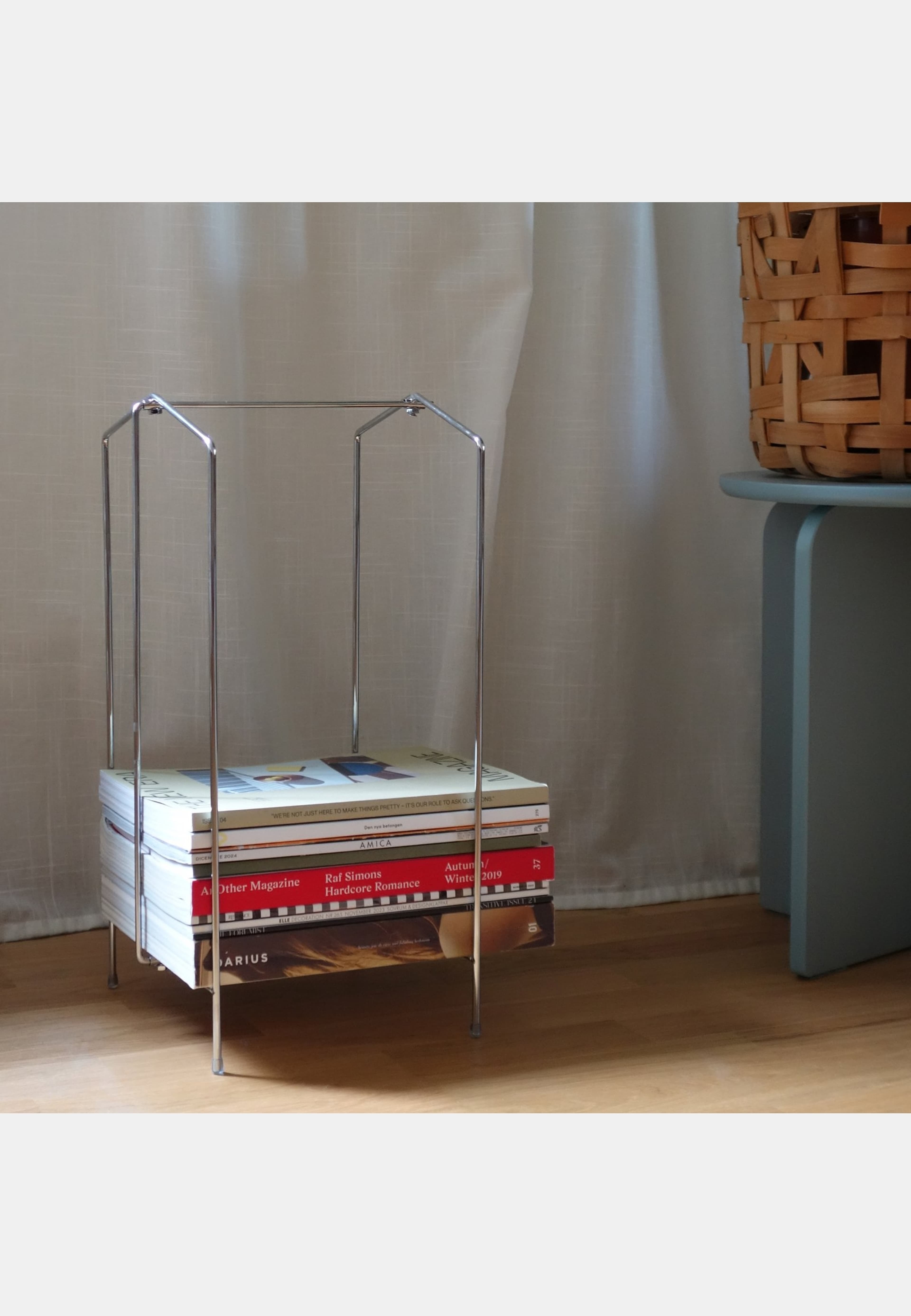 Tidningställ Tipack, från Created by Designtorget, i färgen krom. Klicka för att öppna bilden i stort format