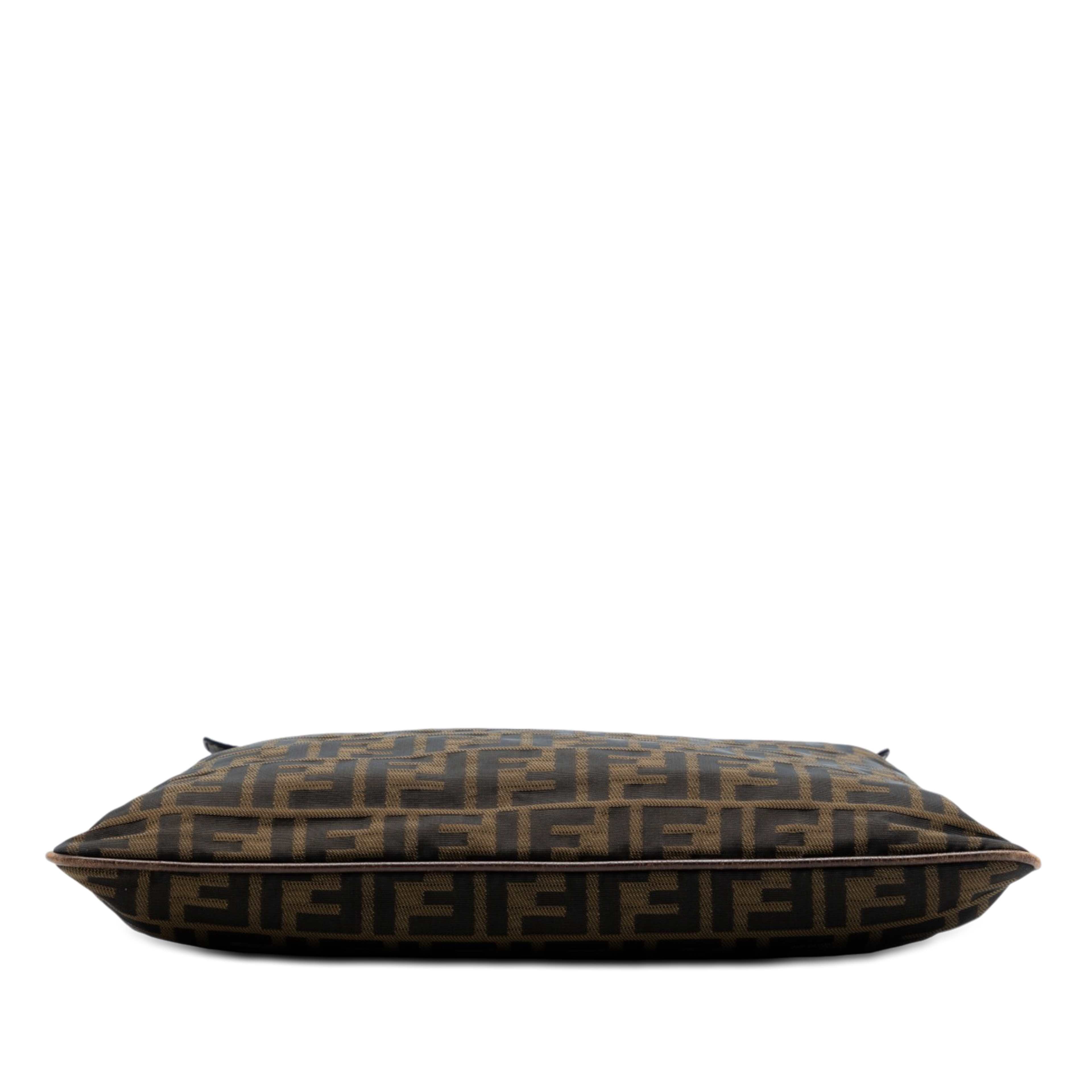 Fendi Zucca Canvas Crossbody, från Luxclusif, i färgen brown. Klicka för att öppna bilden i stort format