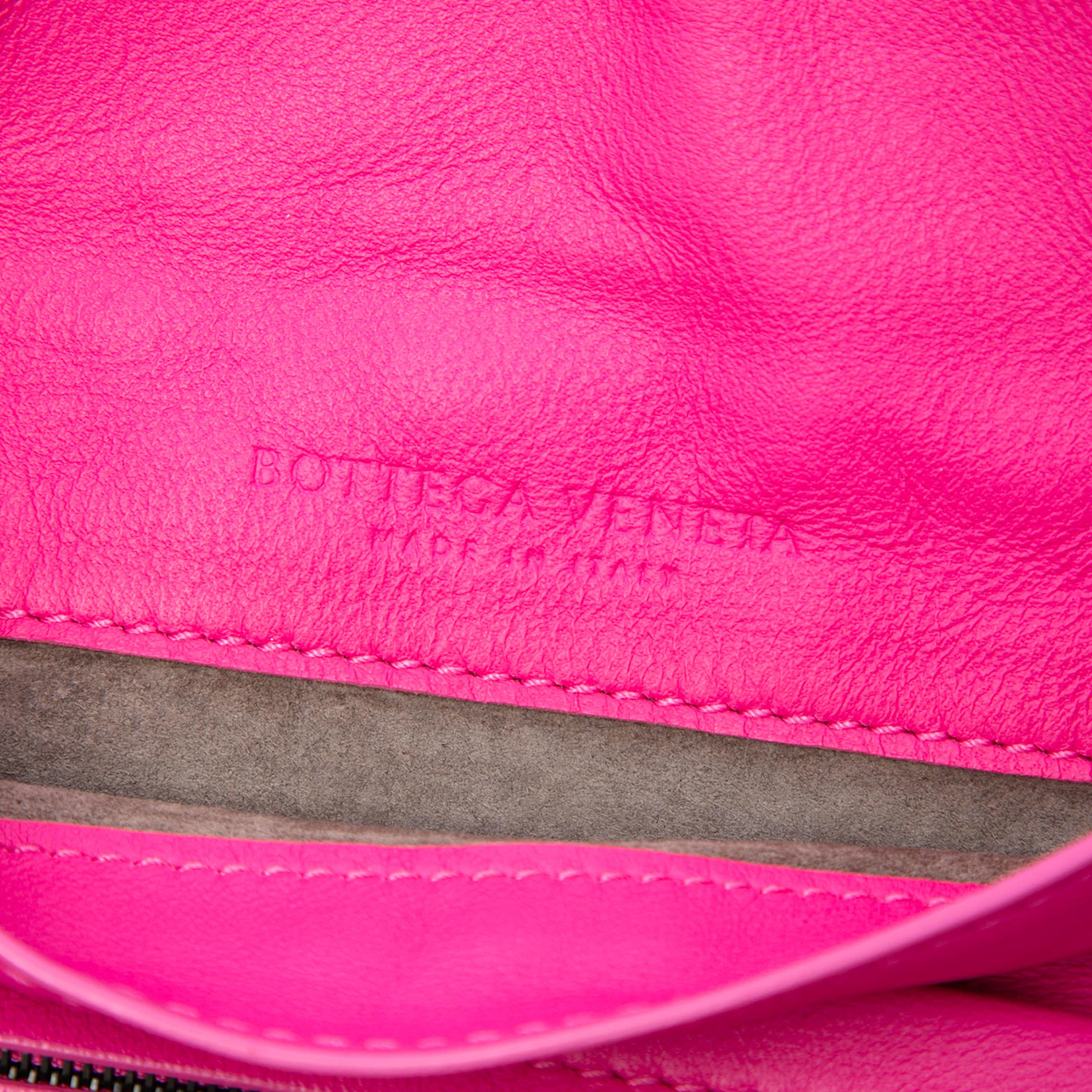 Bottega Veneta Mini Nappa Intrecciato Expandable Chain Flap Crossbody, från Luxclusif, i färgen rosa. Klicka för att öppna bilden i stort format