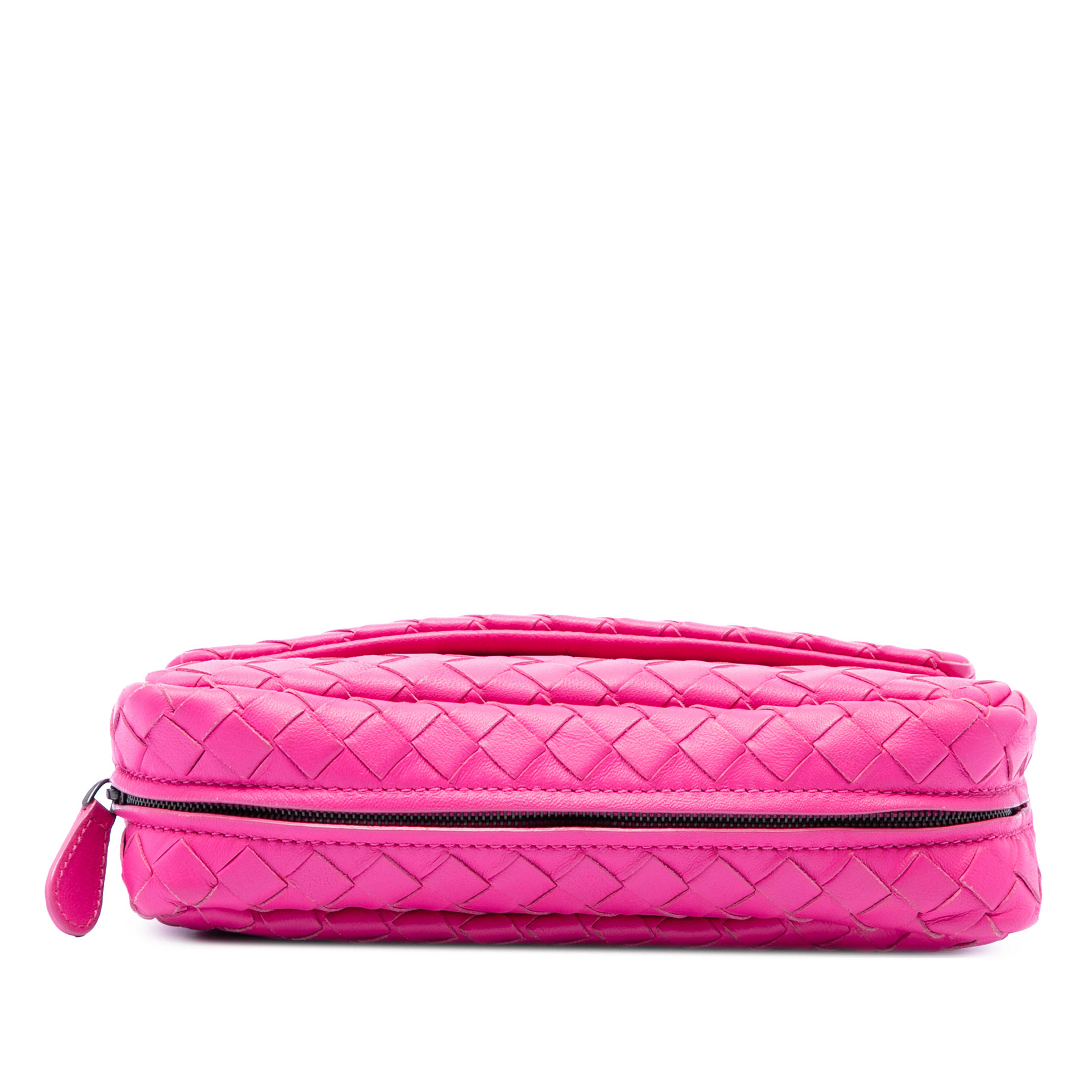 Bottega Veneta Mini Nappa Intrecciato Expandable Chain Flap Crossbody, från Luxclusif, i färgen rosa. Klicka för att öppna bilden i stort format