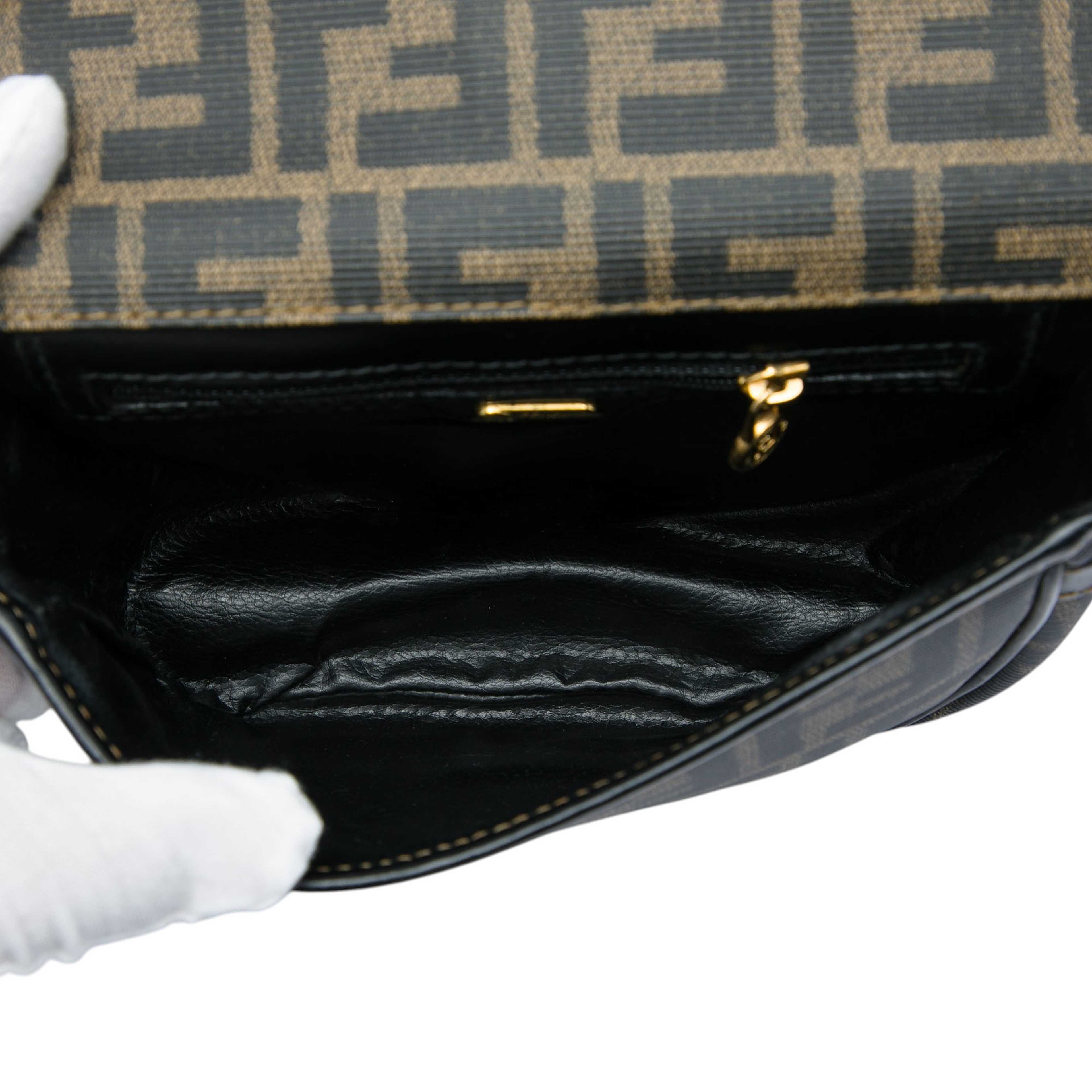 Fendi Zucca Canvas Crossbody, från Luxclusif, i färgen brun. Klicka för att öppna bilden i stort format