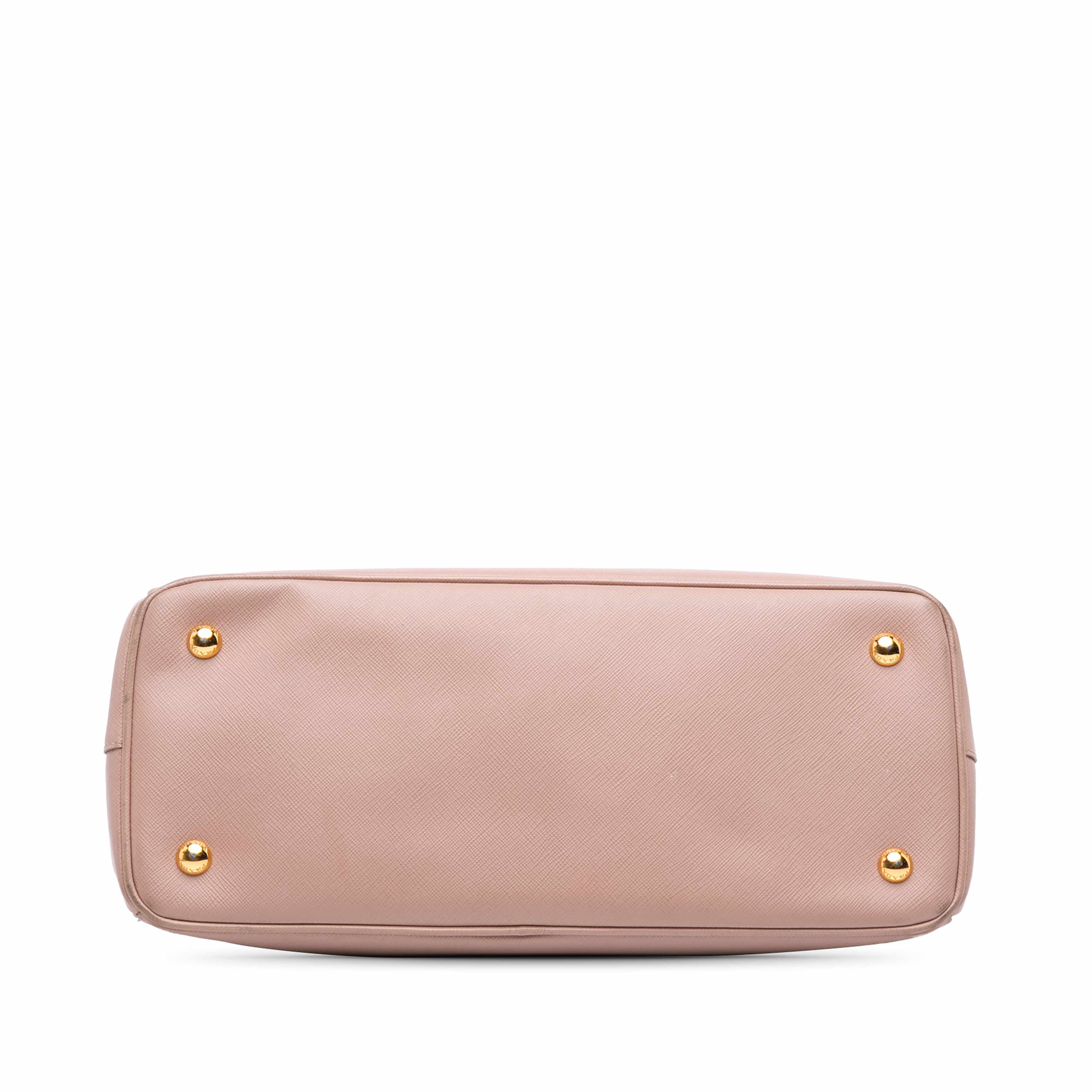 Prada Medium Saffiano Lux Galleria Satchel, från Luxclusif, i färgen nude. Klicka för att öppna bilden i stort format