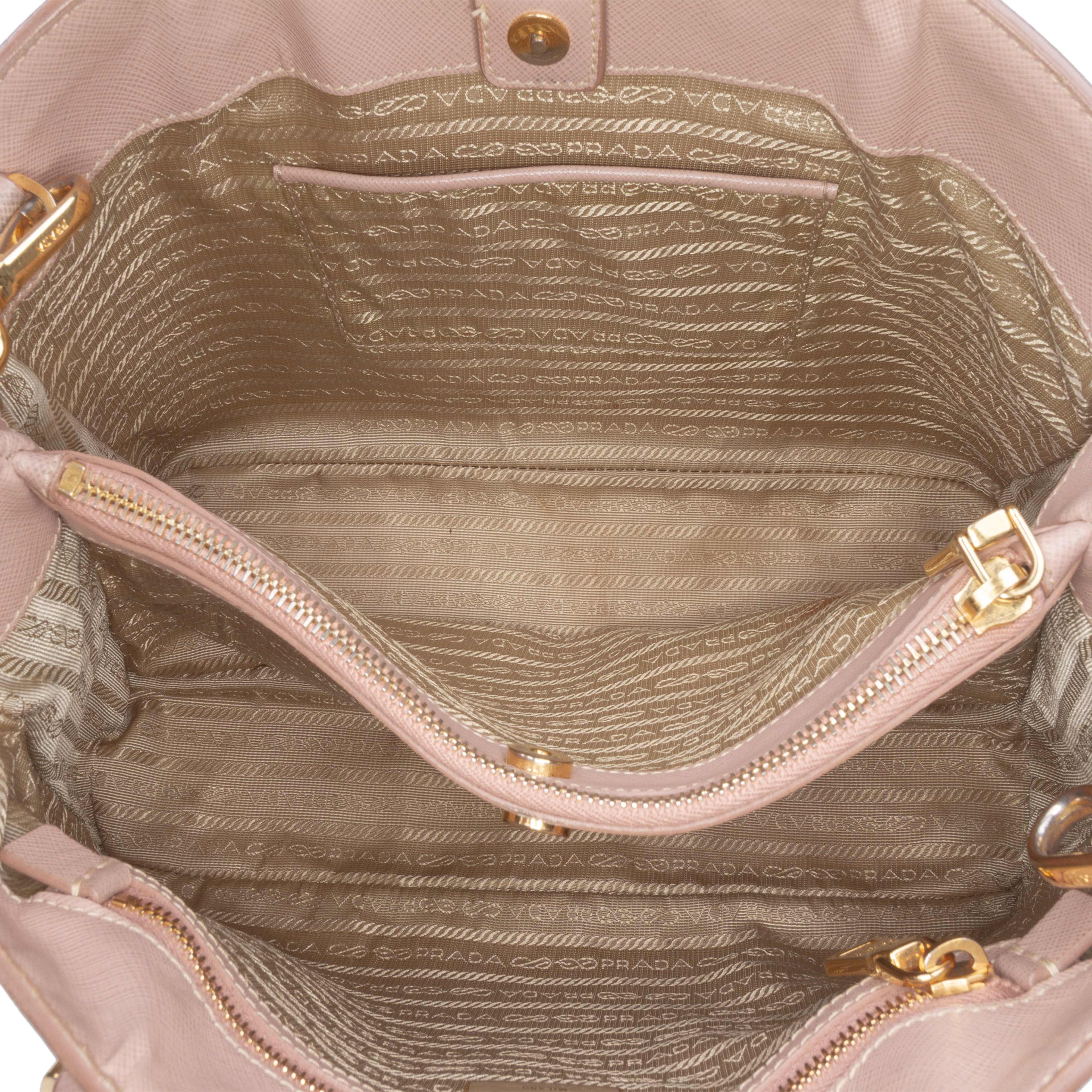 Prada Medium Saffiano Lux Galleria Satchel, från Luxclusif, i färgen nude. Klicka för att öppna bilden i stort format