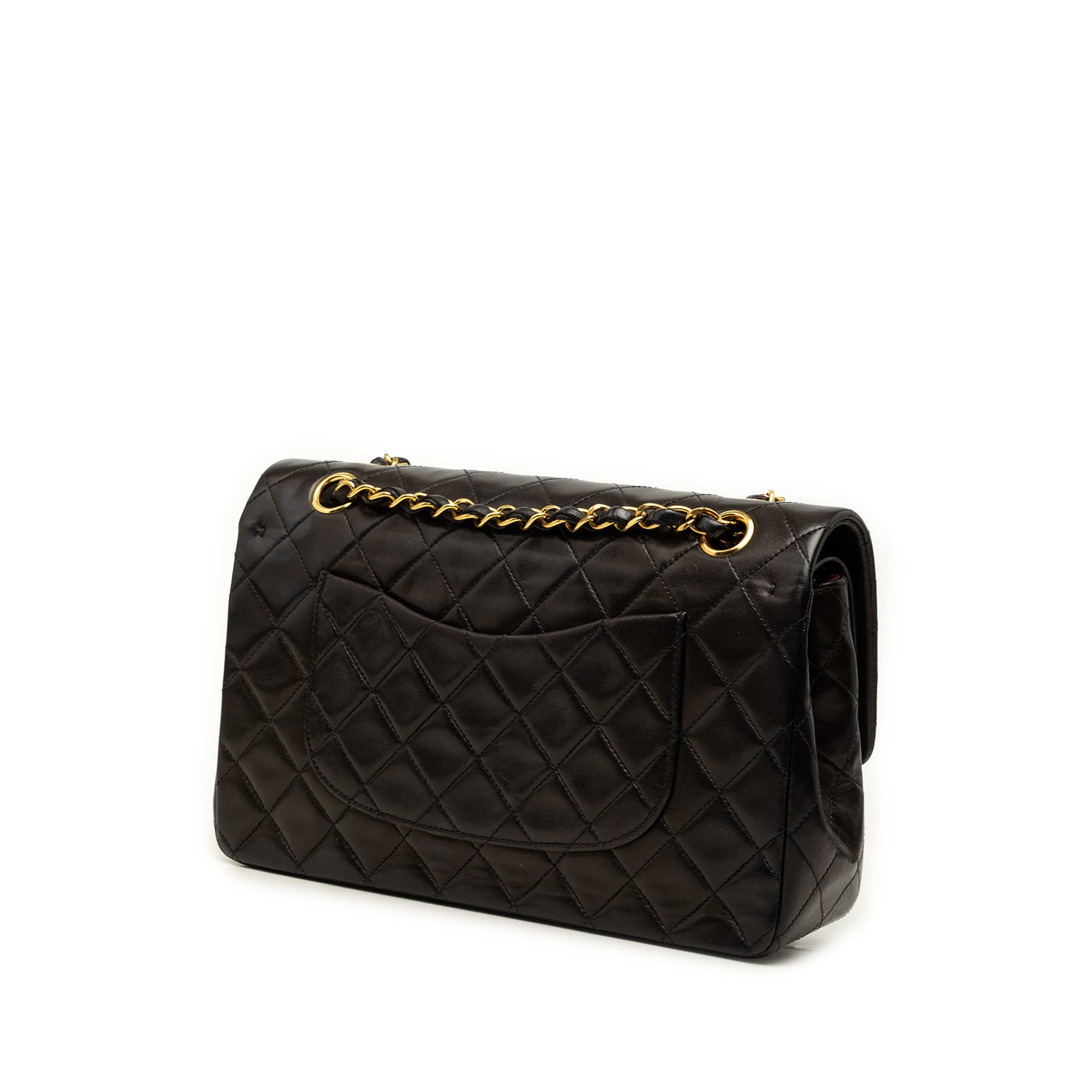 Chanel Medium Classic Lambskin Double Flap, från Luxclusif, i färgen svart. Klicka för att öppna bilden i stort format