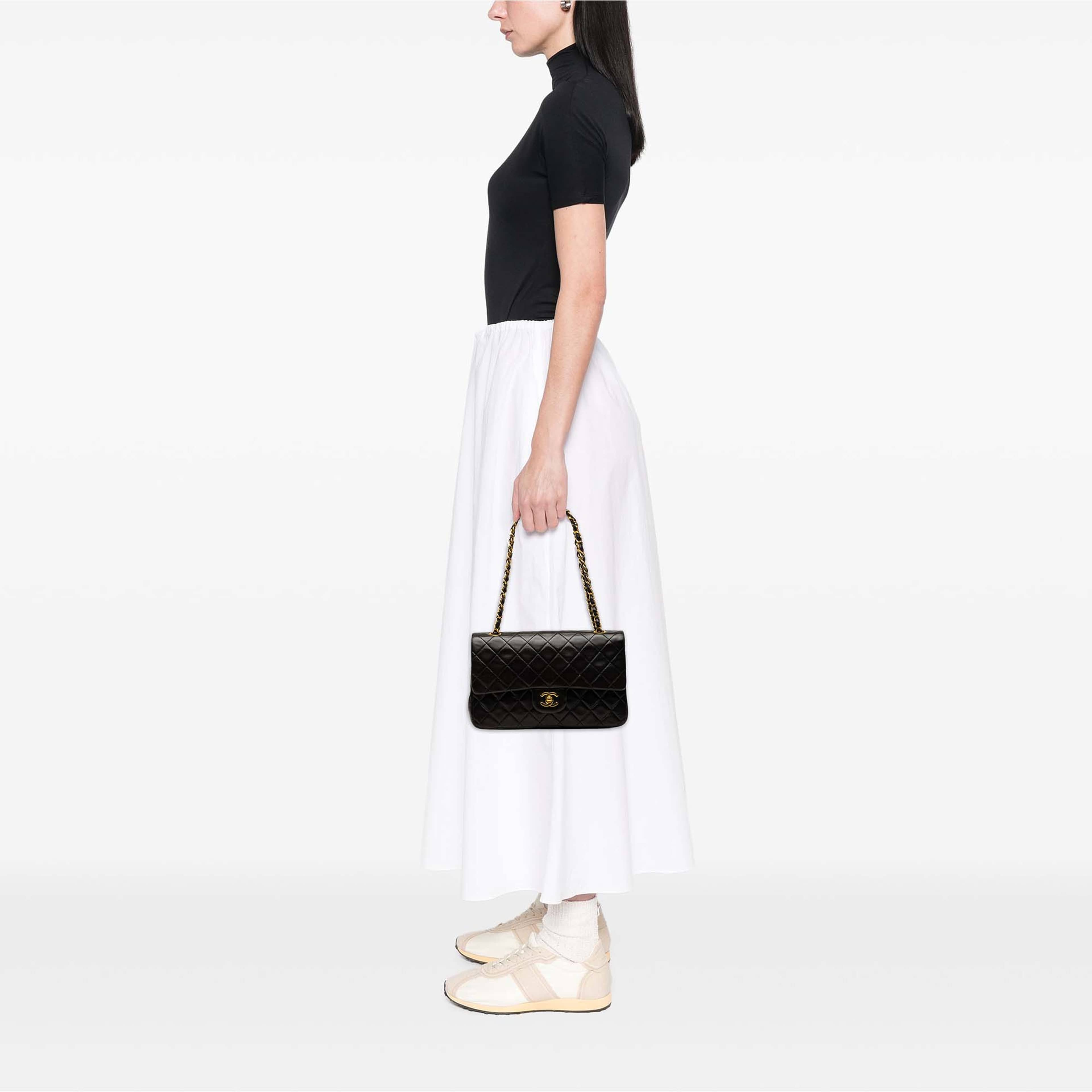 Chanel Medium Classic Lambskin Double Flap, från Luxclusif, i färgen svart. Klicka för att öppna bilden i stort format