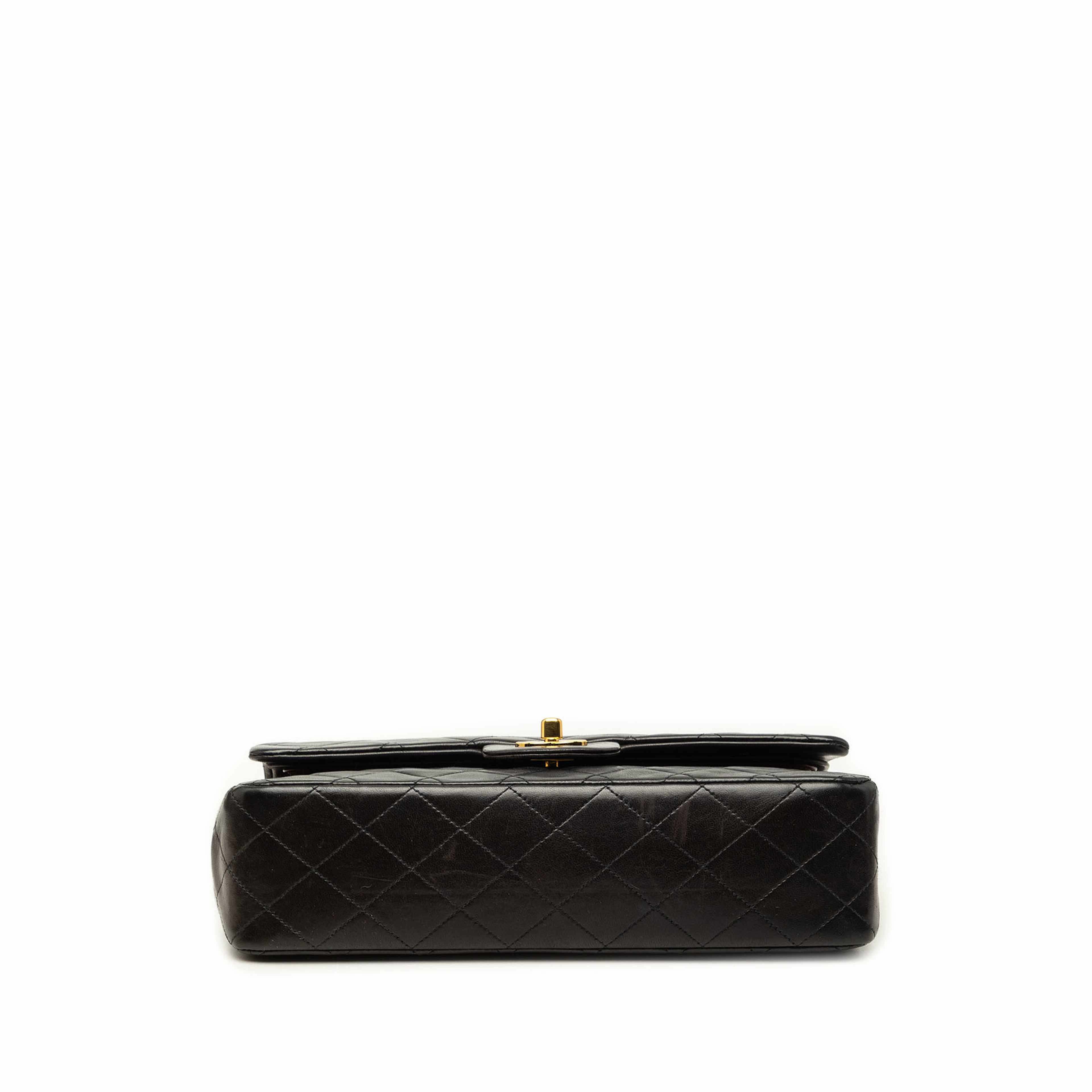 Chanel Medium Classic Lambskin Double Flap, från Luxclusif, i färgen svart. Klicka för att öppna bilden i stort format