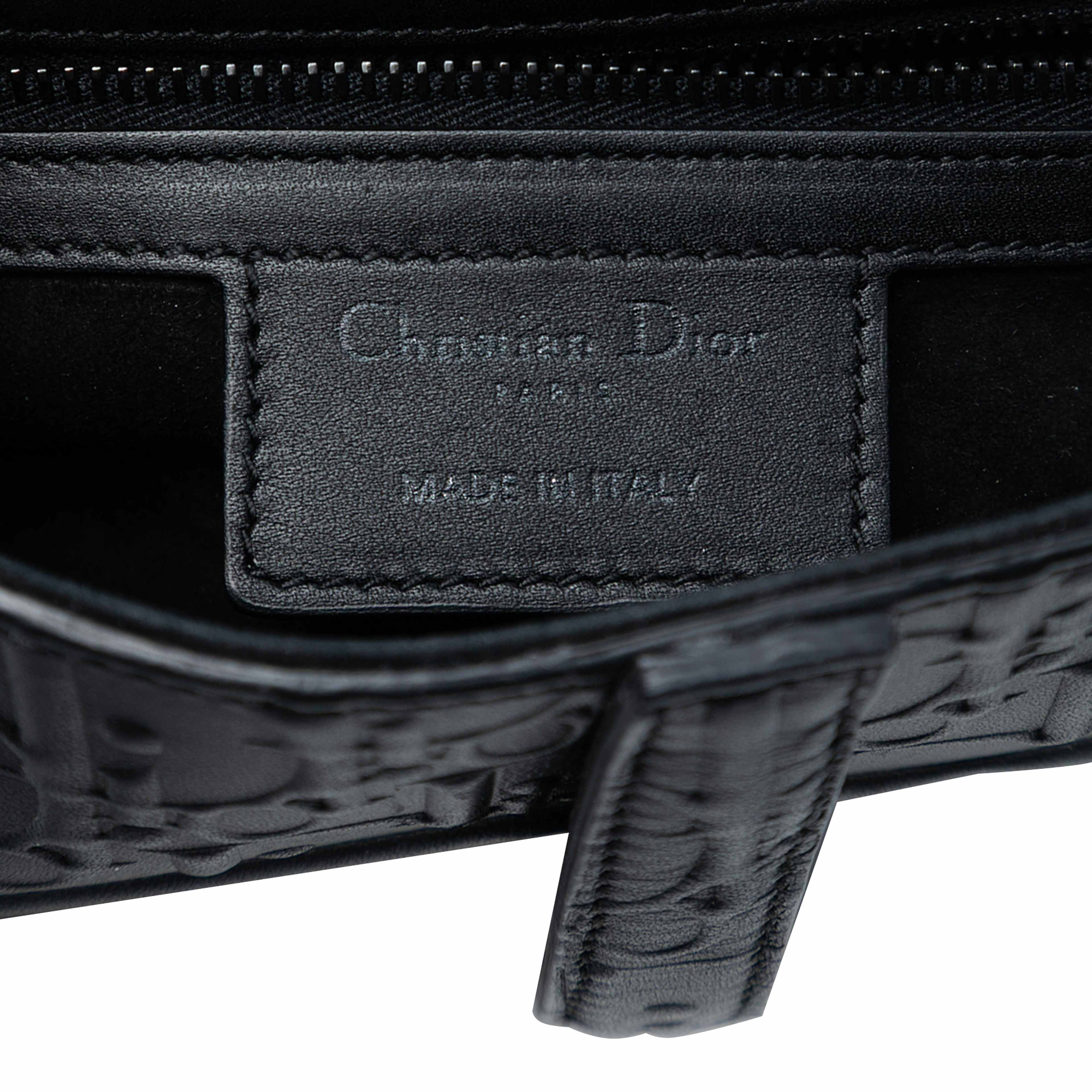 Dior Oblique Embossed Calfskin Saddle Bag, från Luxclusif, i färgen black. Klicka för att öppna bilden i stort format