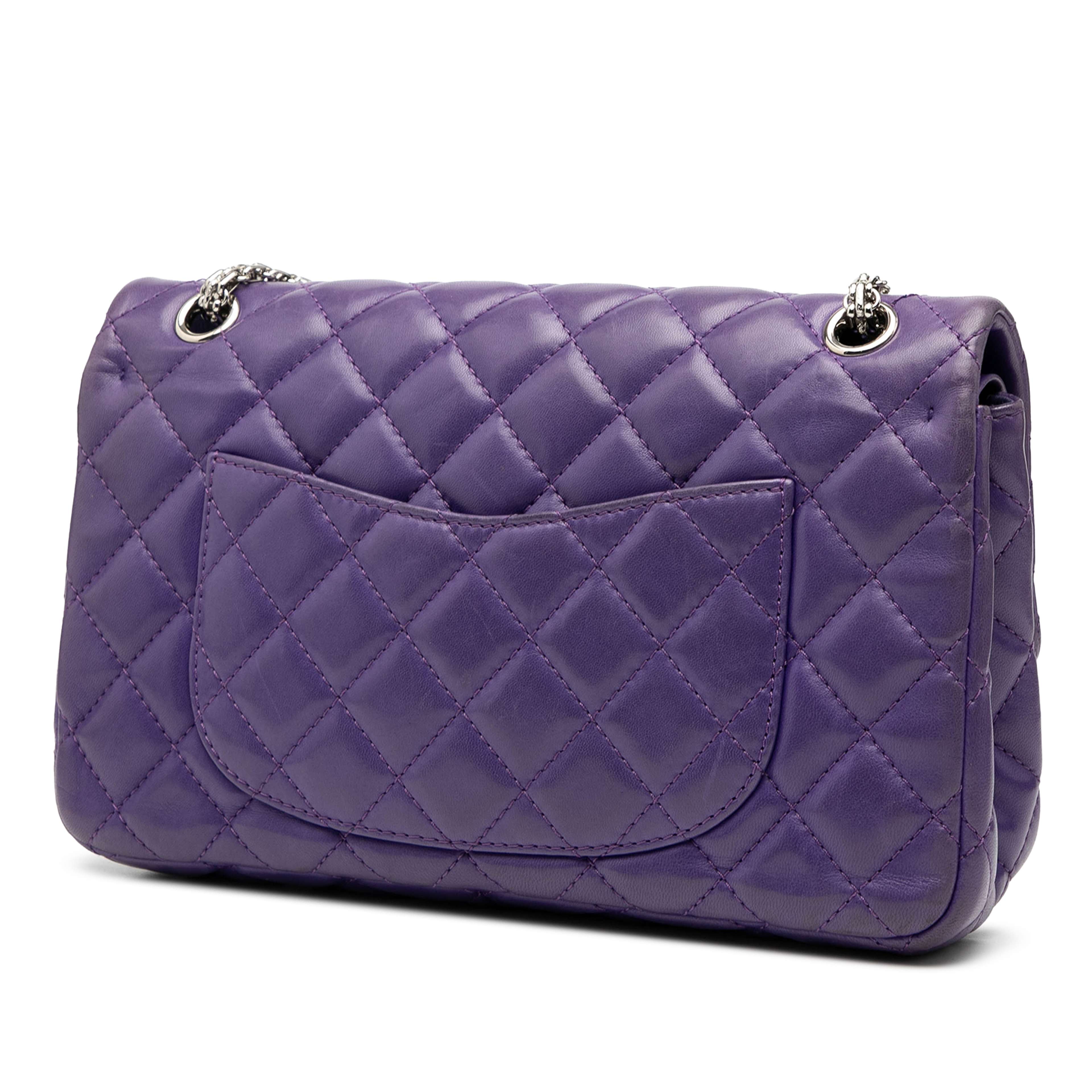 Chanel Quilted Lambskin Reissue 2.55 Double Flap 226, från Luxclusif, i färgen dark purple. Klicka för att öppna bilden i stort format