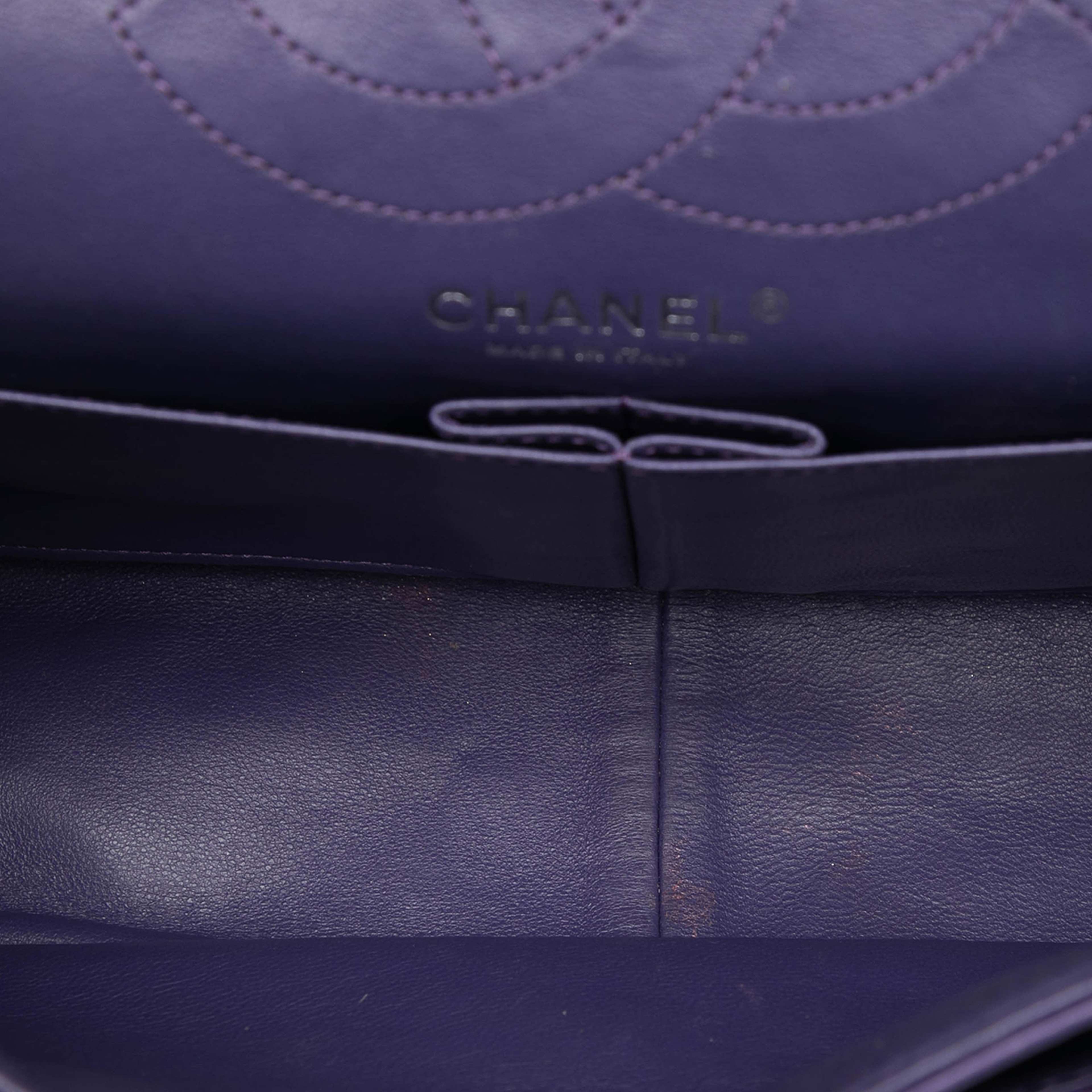 Chanel Quilted Lambskin Reissue 2.55 Double Flap 226, från Luxclusif, i färgen dark purple. Klicka för att öppna bilden i stort format