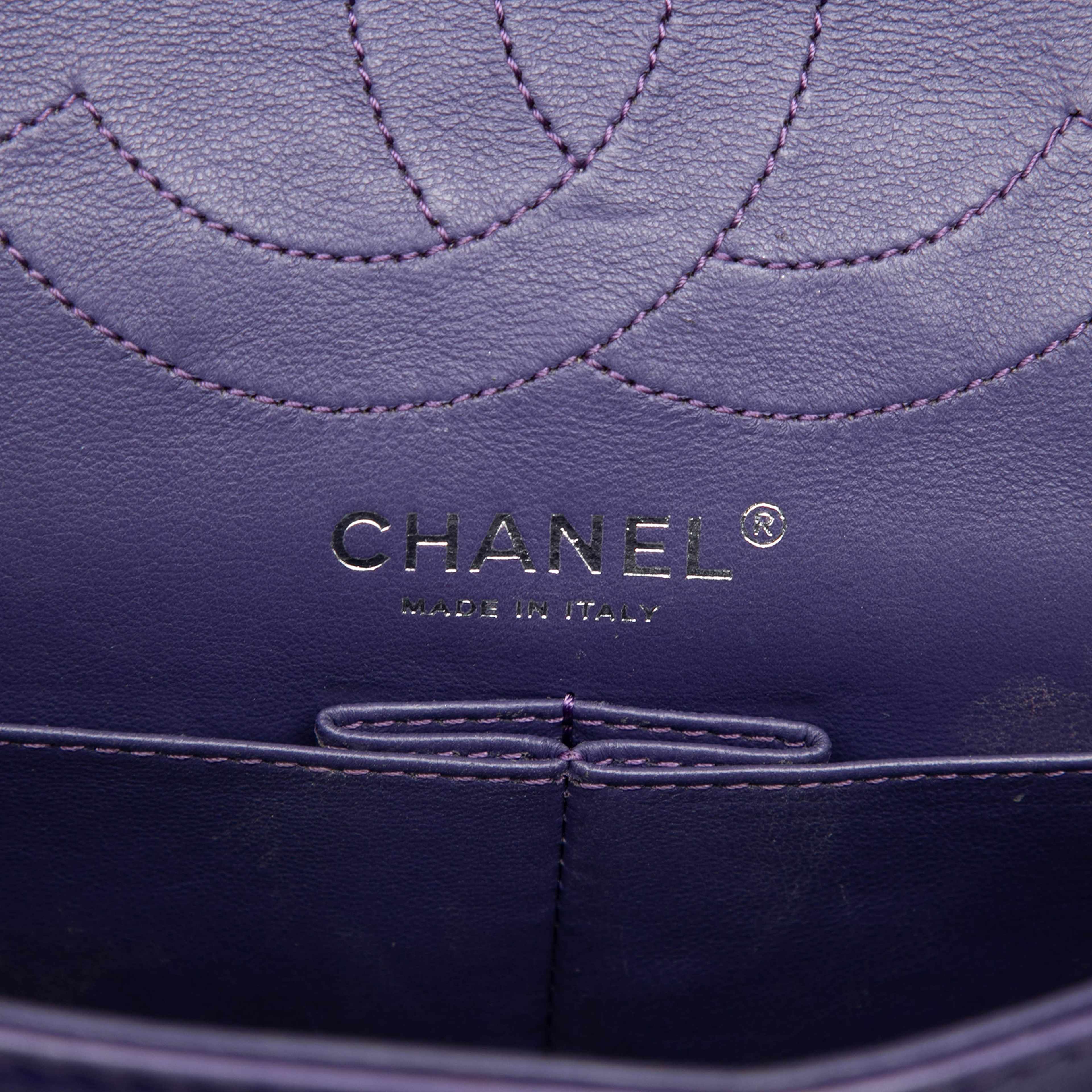 Chanel Quilted Lambskin Reissue 2.55 Double Flap 226, från Luxclusif, i färgen dark purple. Klicka för att öppna bilden i stort format