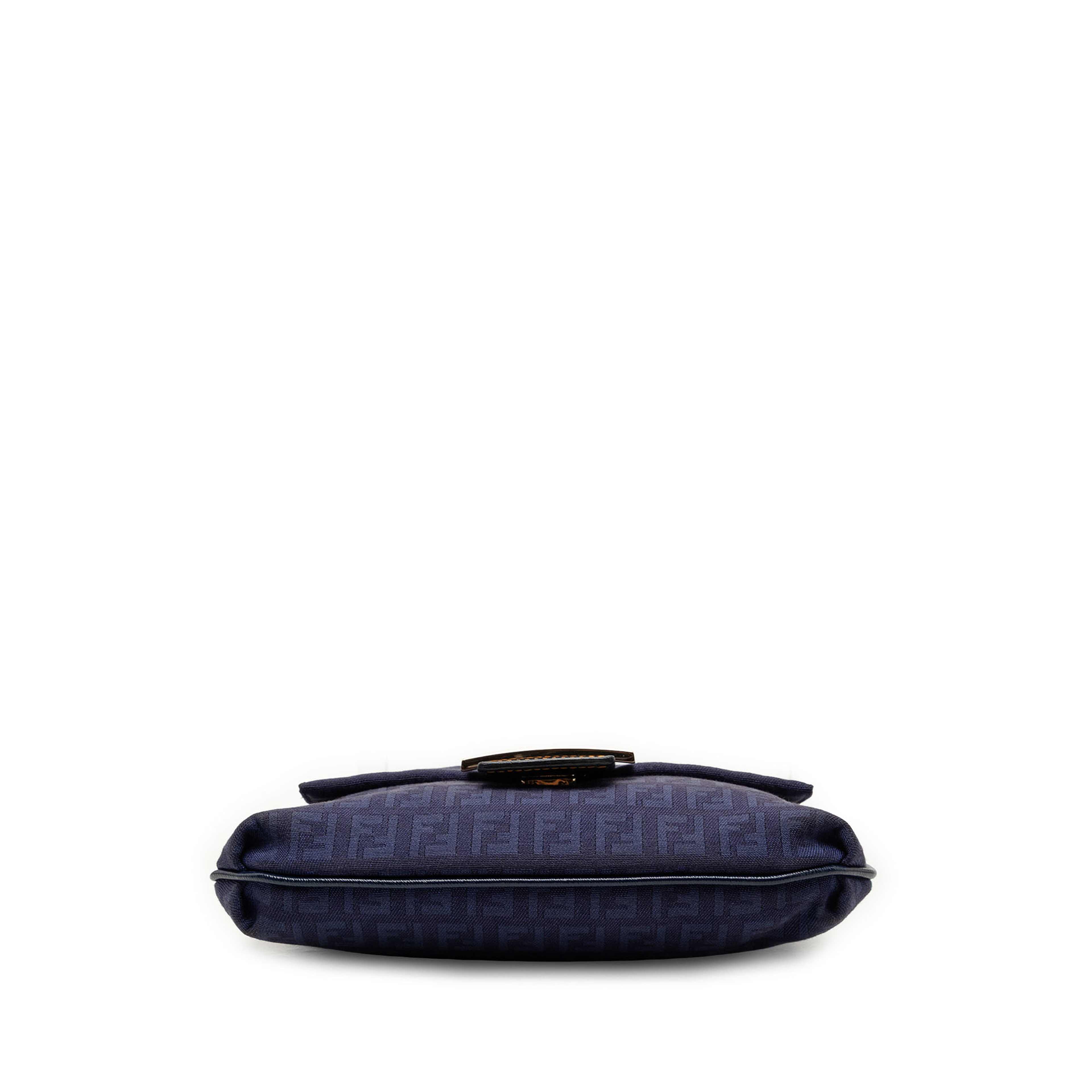 Fendi Zucchino Canvas Crossbody, från Luxclusif, i färgen blå. Klicka för att öppna bilden i stort format