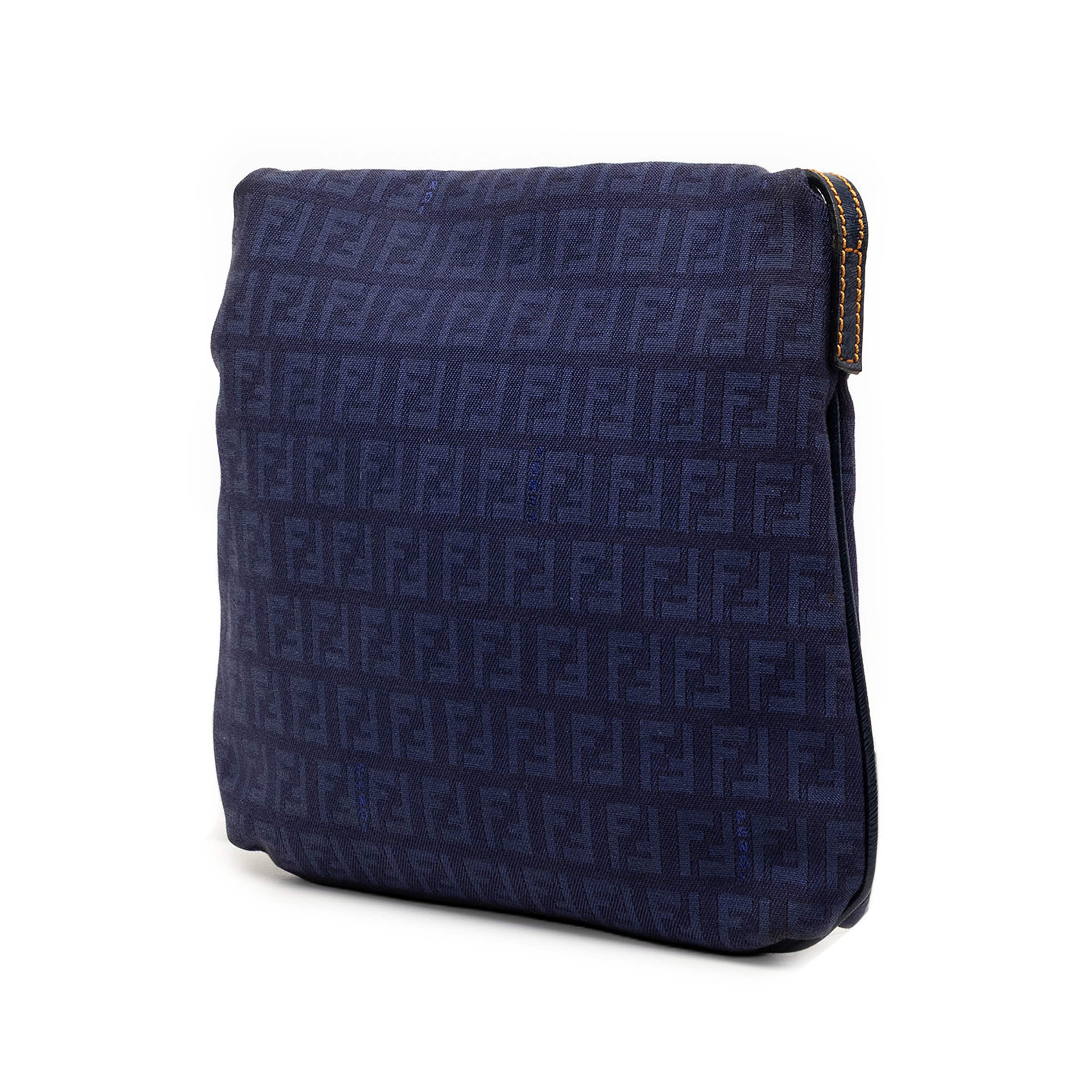 Fendi Zucchino Canvas Crossbody, från Luxclusif, i färgen blå. Klicka för att öppna bilden i stort format