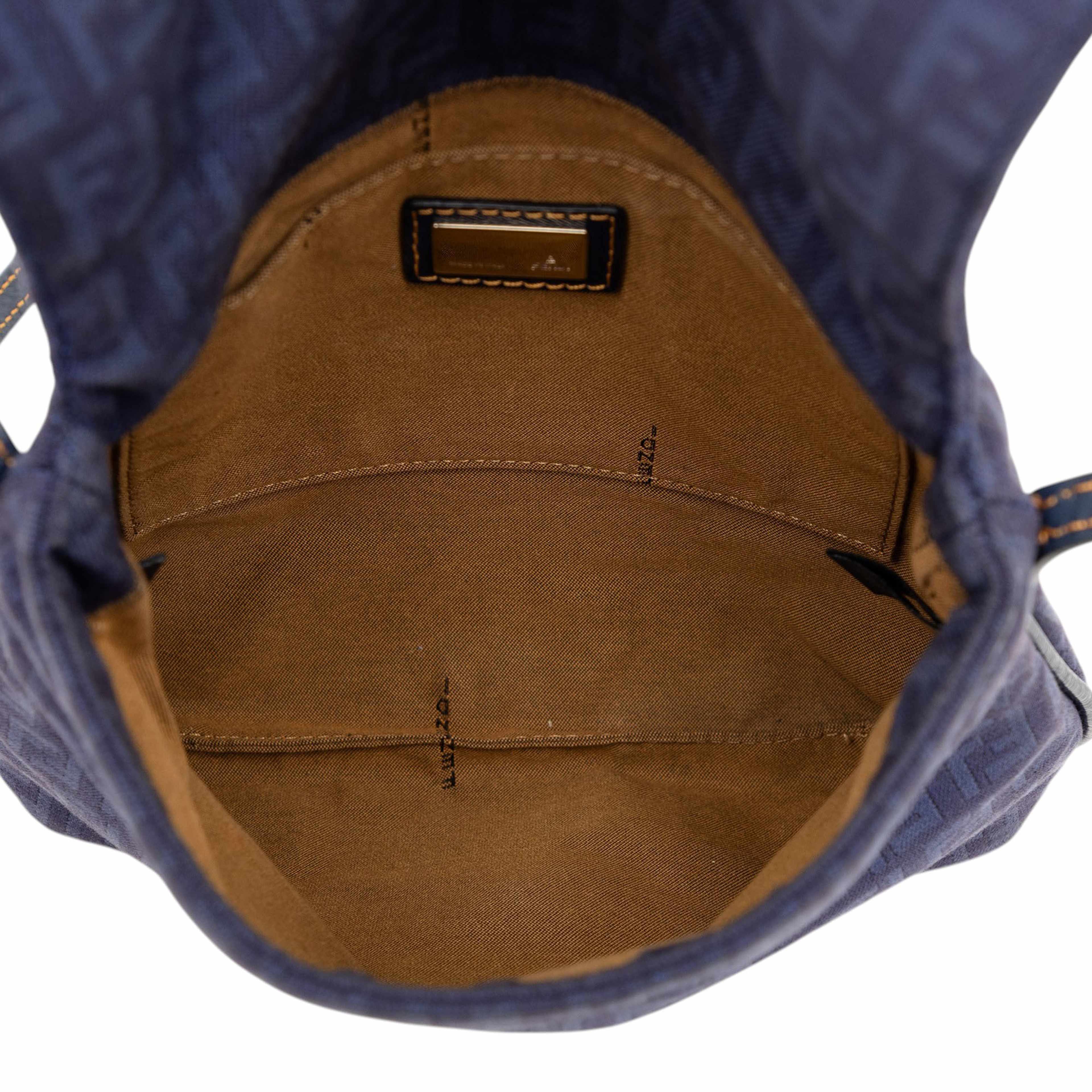 Fendi Zucchino Canvas Crossbody, från Luxclusif, i färgen blå. Klicka för att öppna bilden i stort format