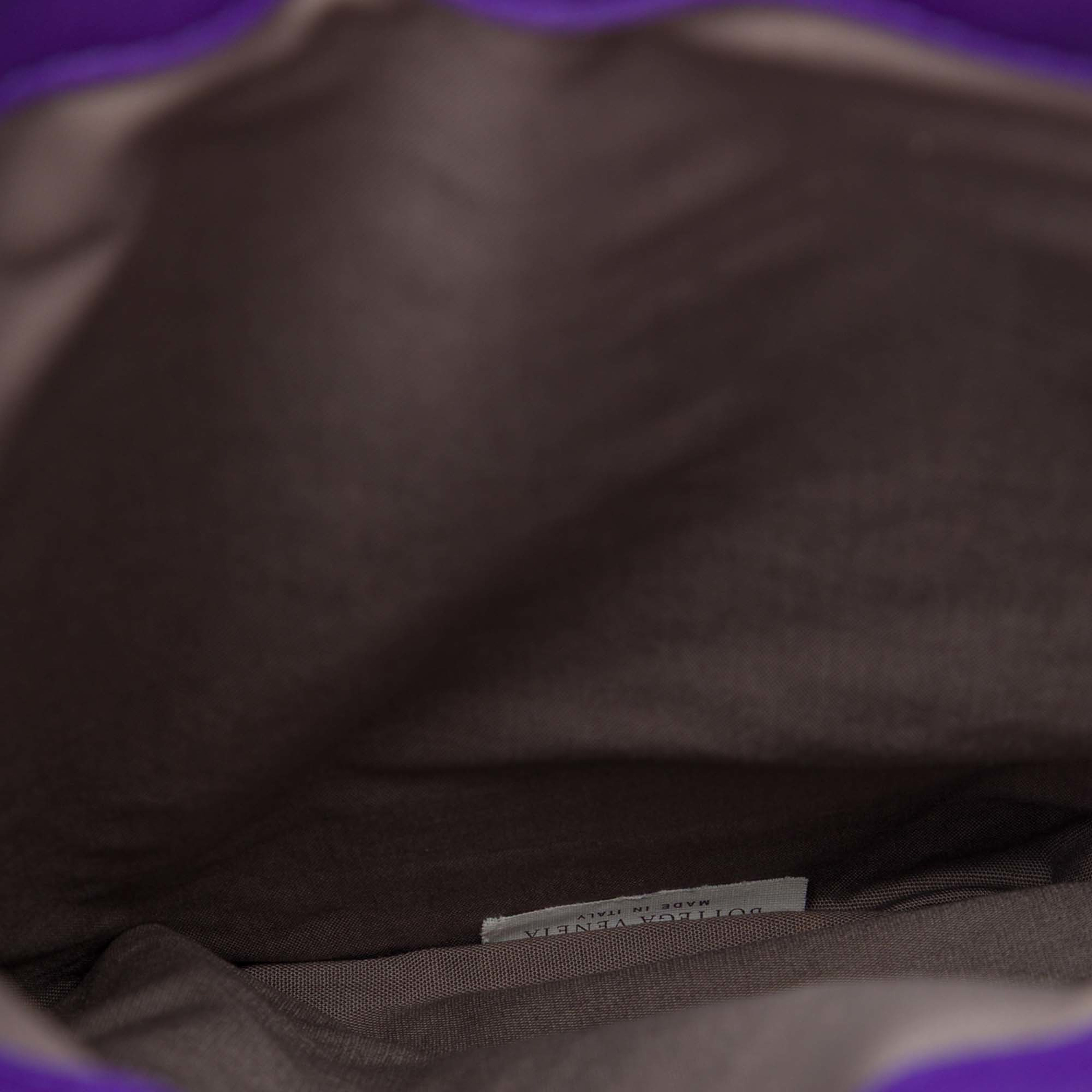 Bottega Veneta Nappa Intrecciato Laptop Sleeve, från Luxclusif, i färgen purpur. Klicka för att öppna bilden i stort format