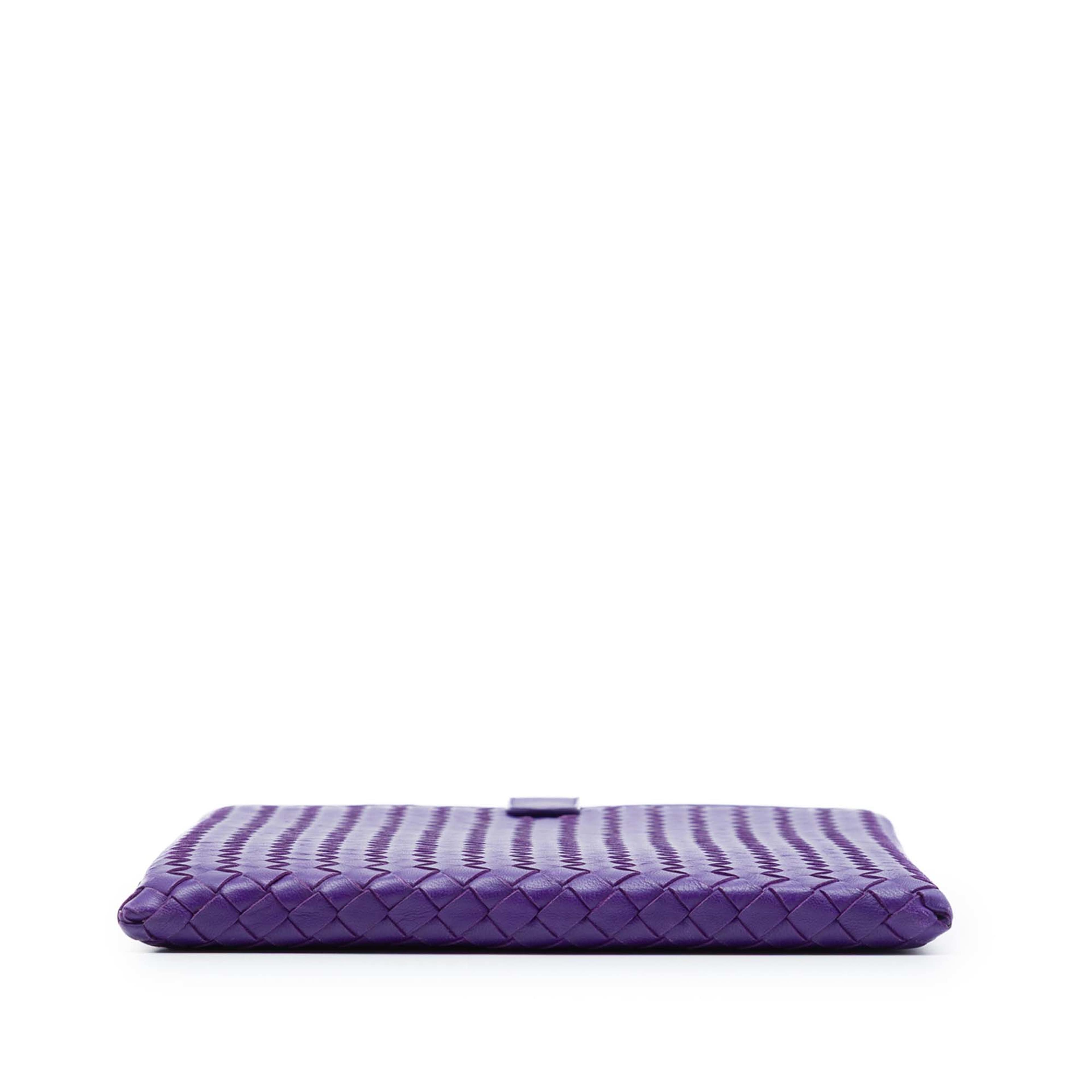 Bottega Veneta Nappa Intrecciato Laptop Sleeve, från Luxclusif, i färgen purpur. Klicka för att öppna bilden i stort format