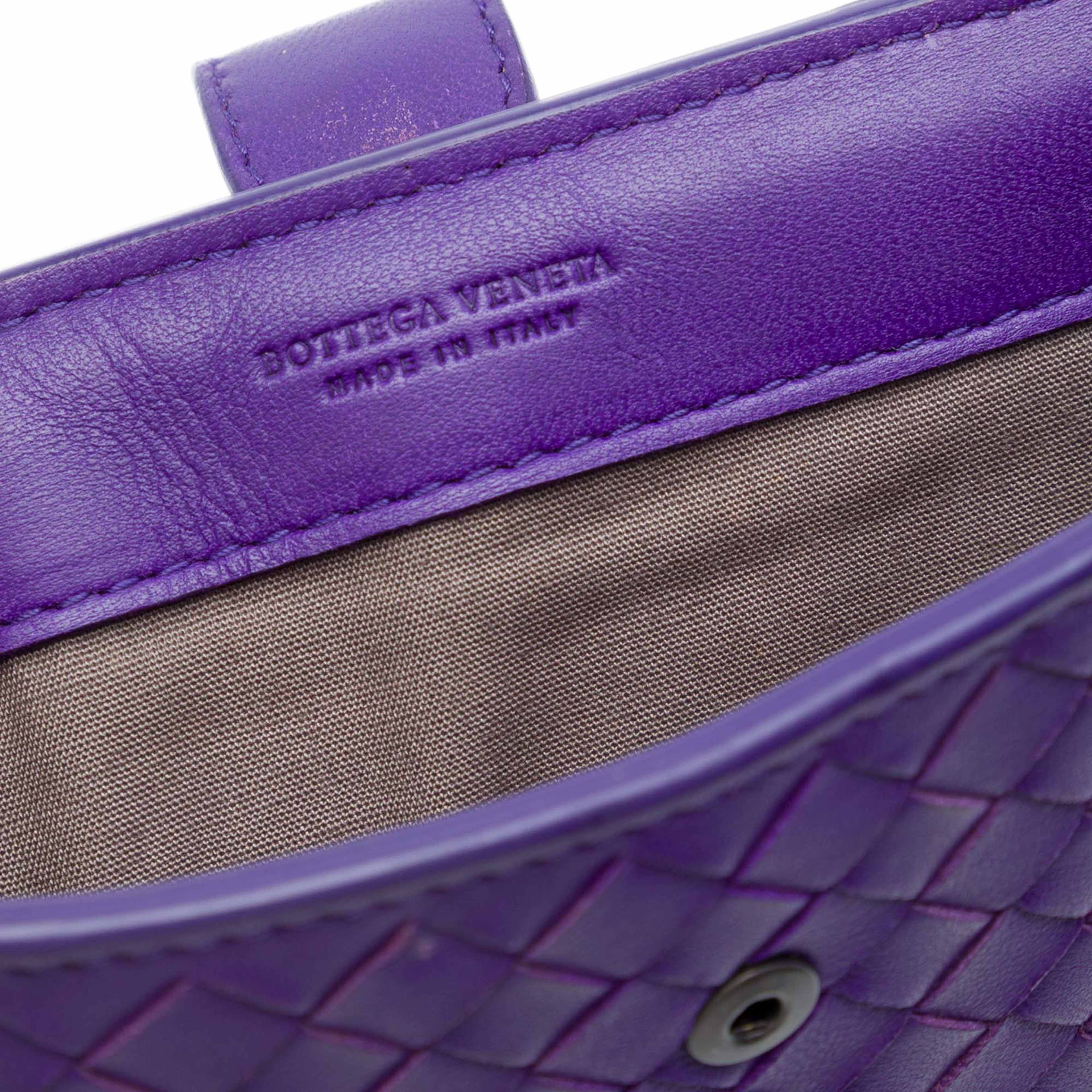 Bottega Veneta Nappa Intrecciato Laptop Sleeve, från Luxclusif, i färgen purpur. Klicka för att öppna bilden i stort format
