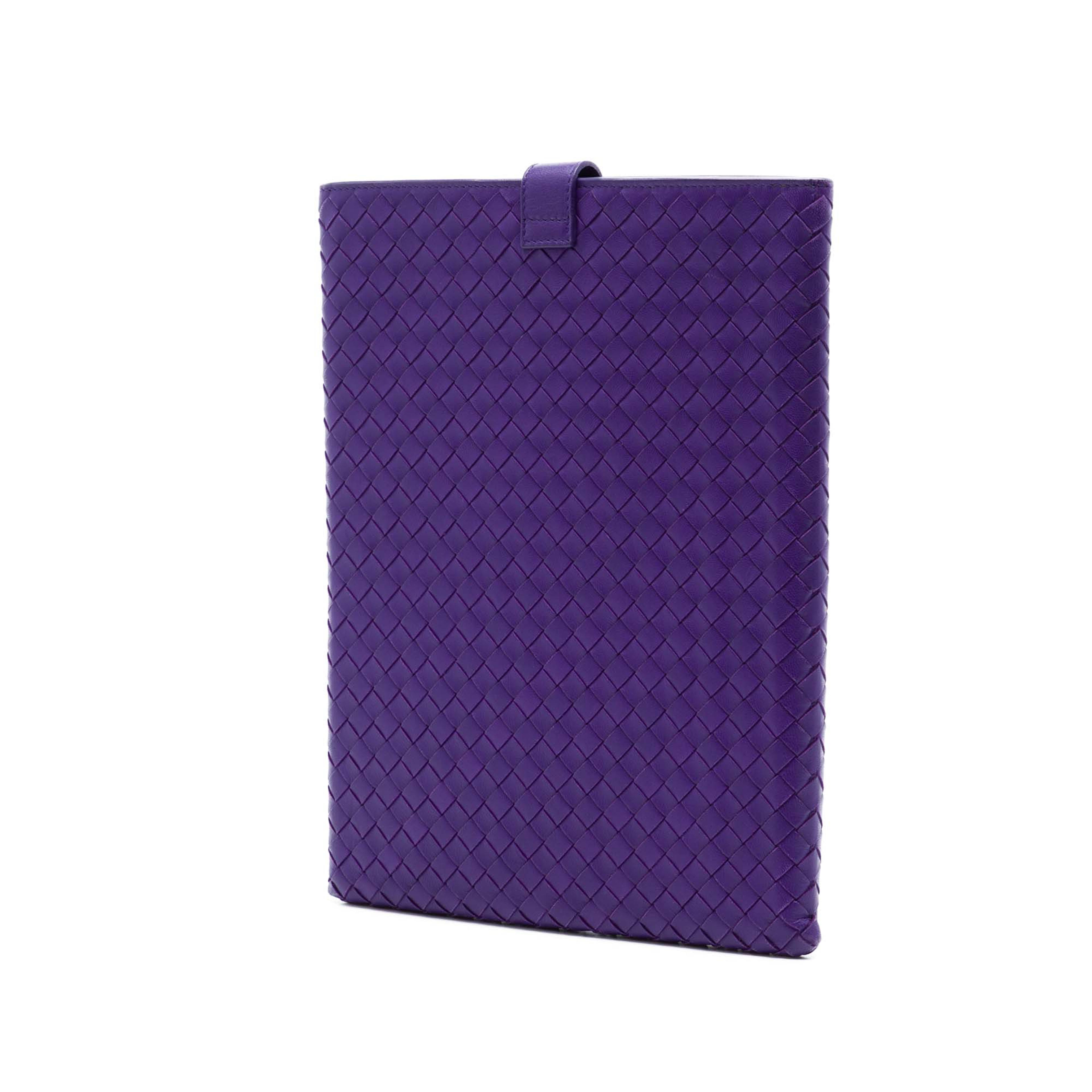 Bottega Veneta Nappa Intrecciato Laptop Sleeve, från Luxclusif, i färgen purpur. Klicka för att öppna bilden i stort format