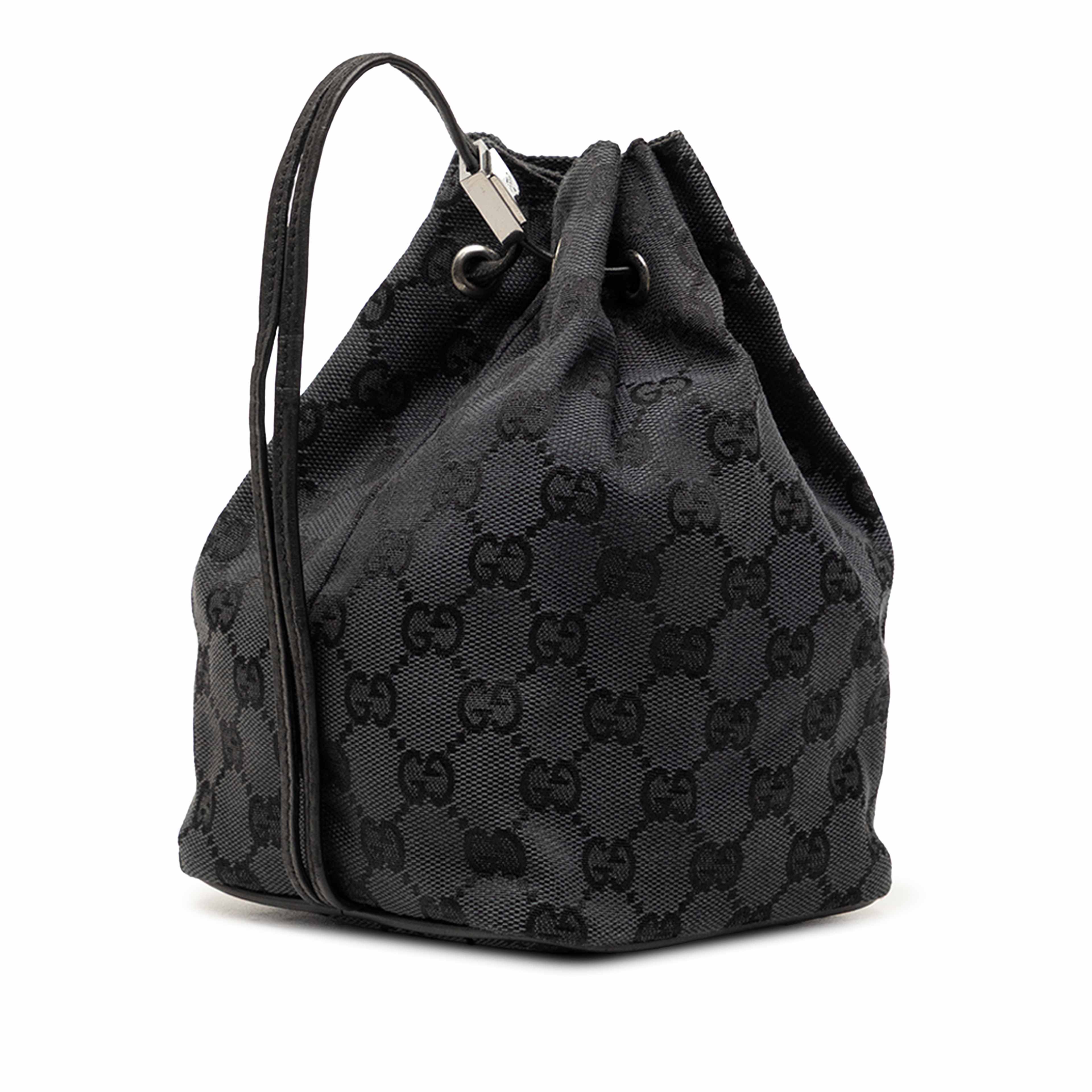 Gucci Gg Canvas Drawstring Bucket Bag, från Luxclusif, i färgen svart. Klicka för att öppna bilden i stort format