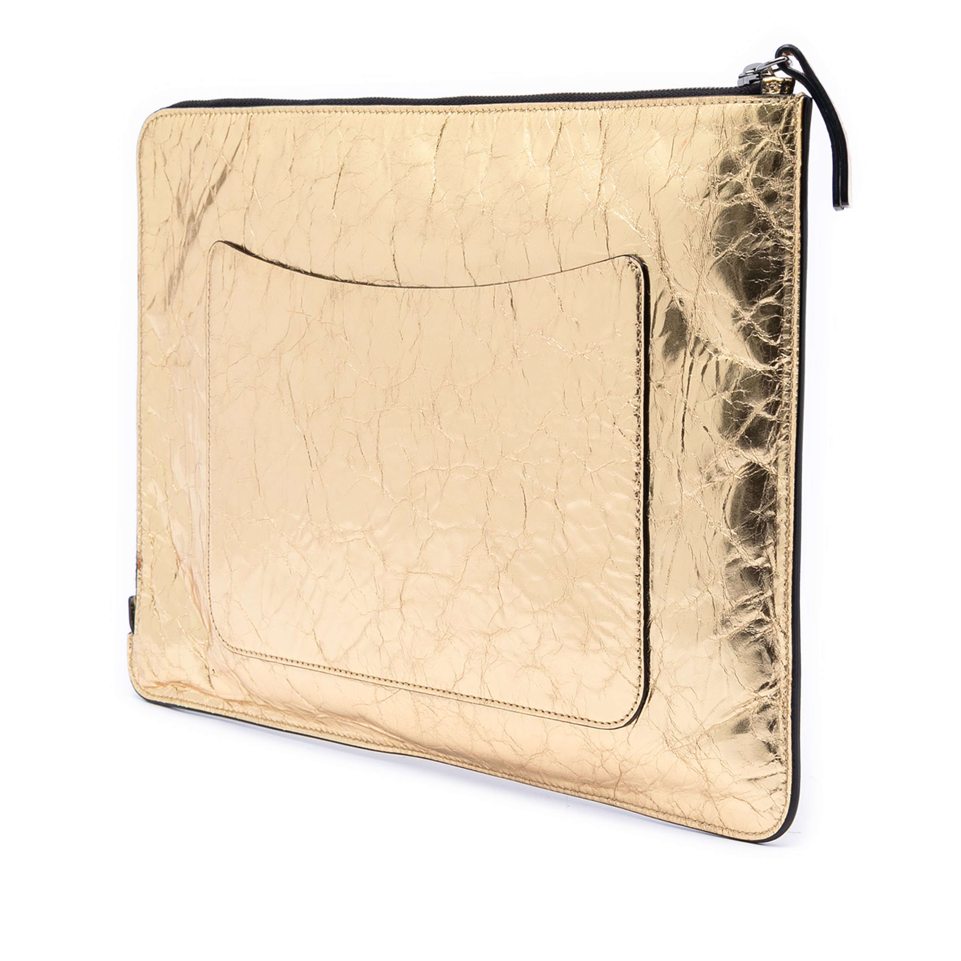 Chanel Metallic Crinkled Calfskin Feministe Mais Feminine Pouch, från Luxclusif, i färgen gold. Klicka för att öppna bilden i stort format
