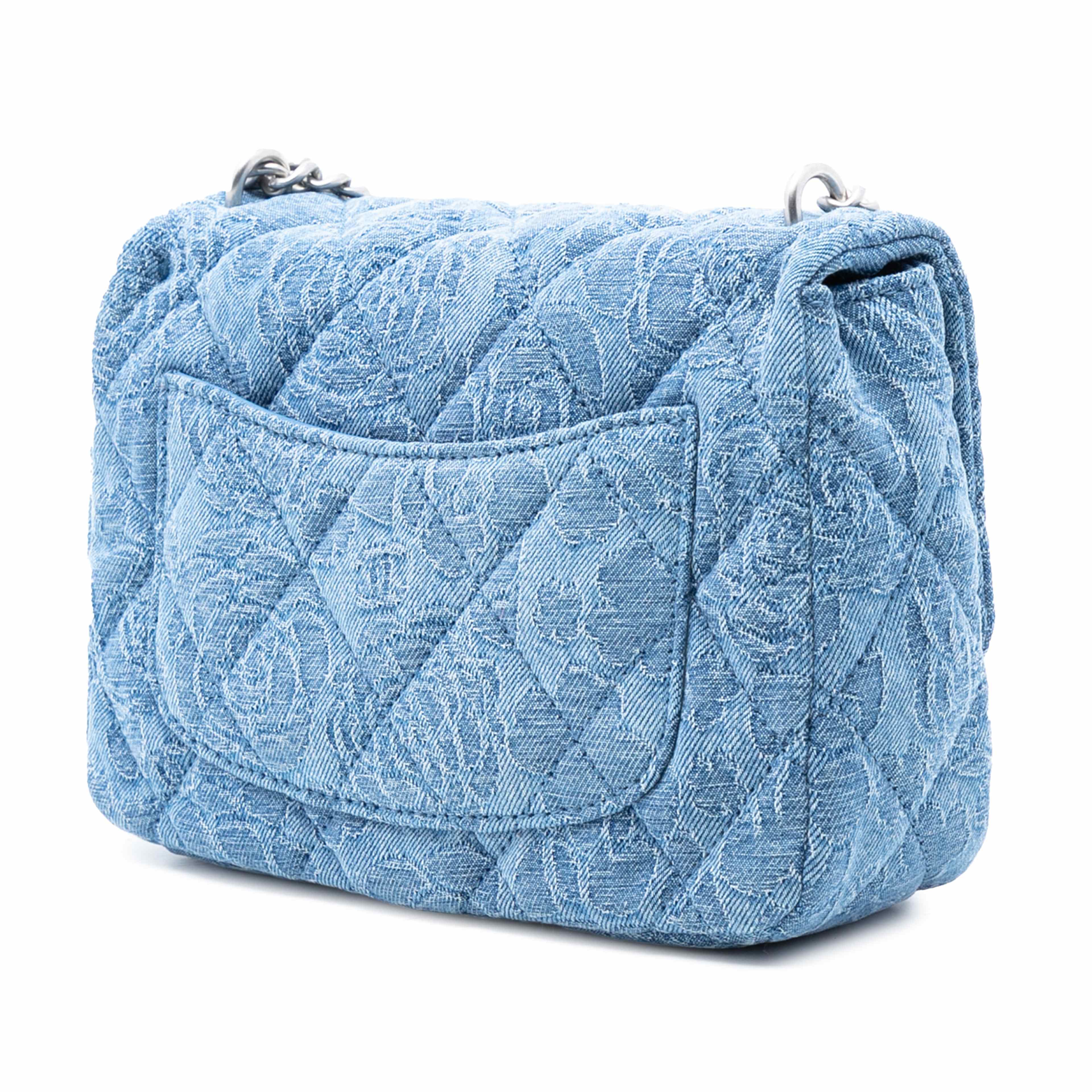 Chanel Mini Quilted Denim Camellia Sweetheart Flap, från Luxclusif, i färgen denim. Klicka för att öppna bilden i stort format