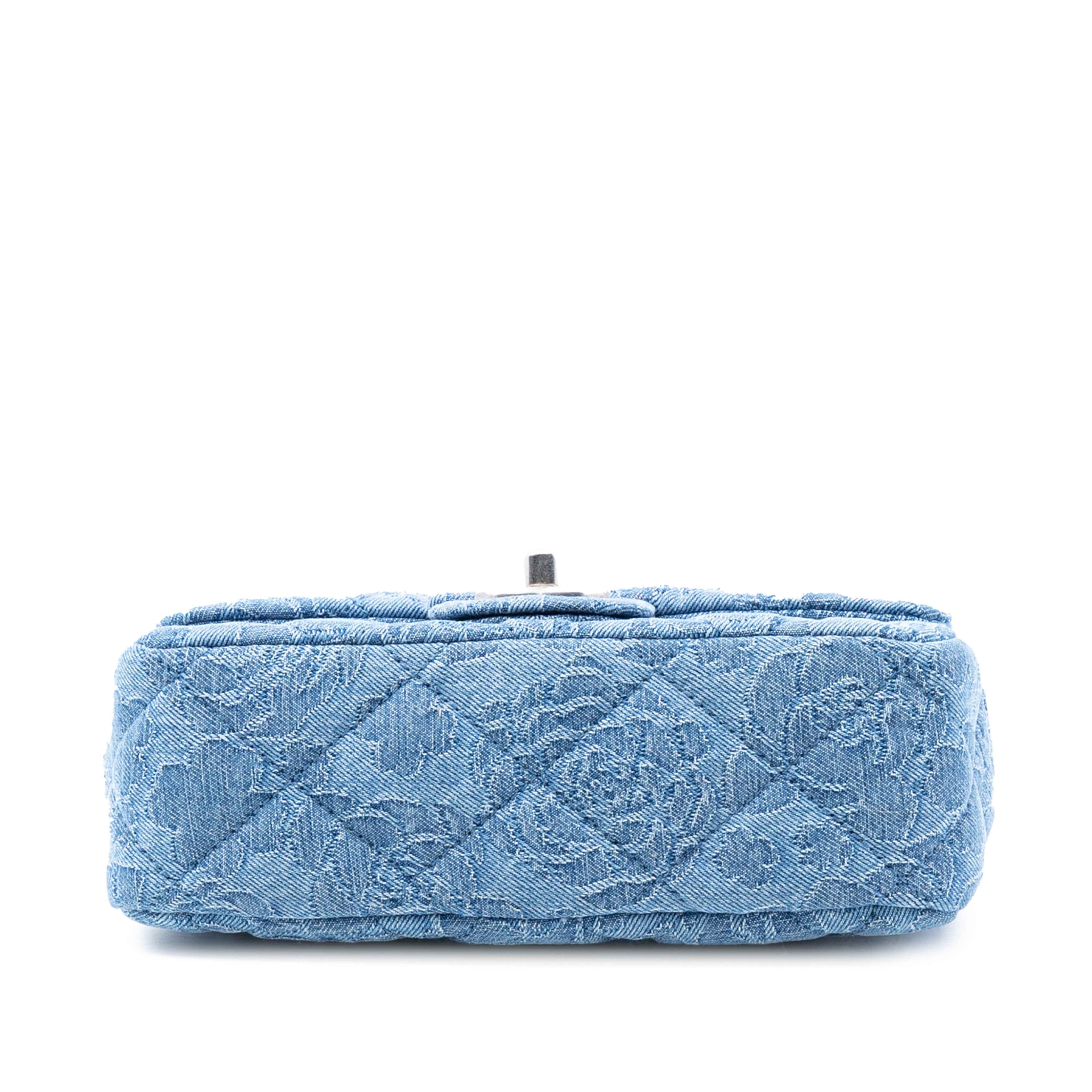 Chanel Mini Quilted Denim Camellia Sweetheart Flap, från Luxclusif, i färgen denim. Klicka för att öppna bilden i stort format