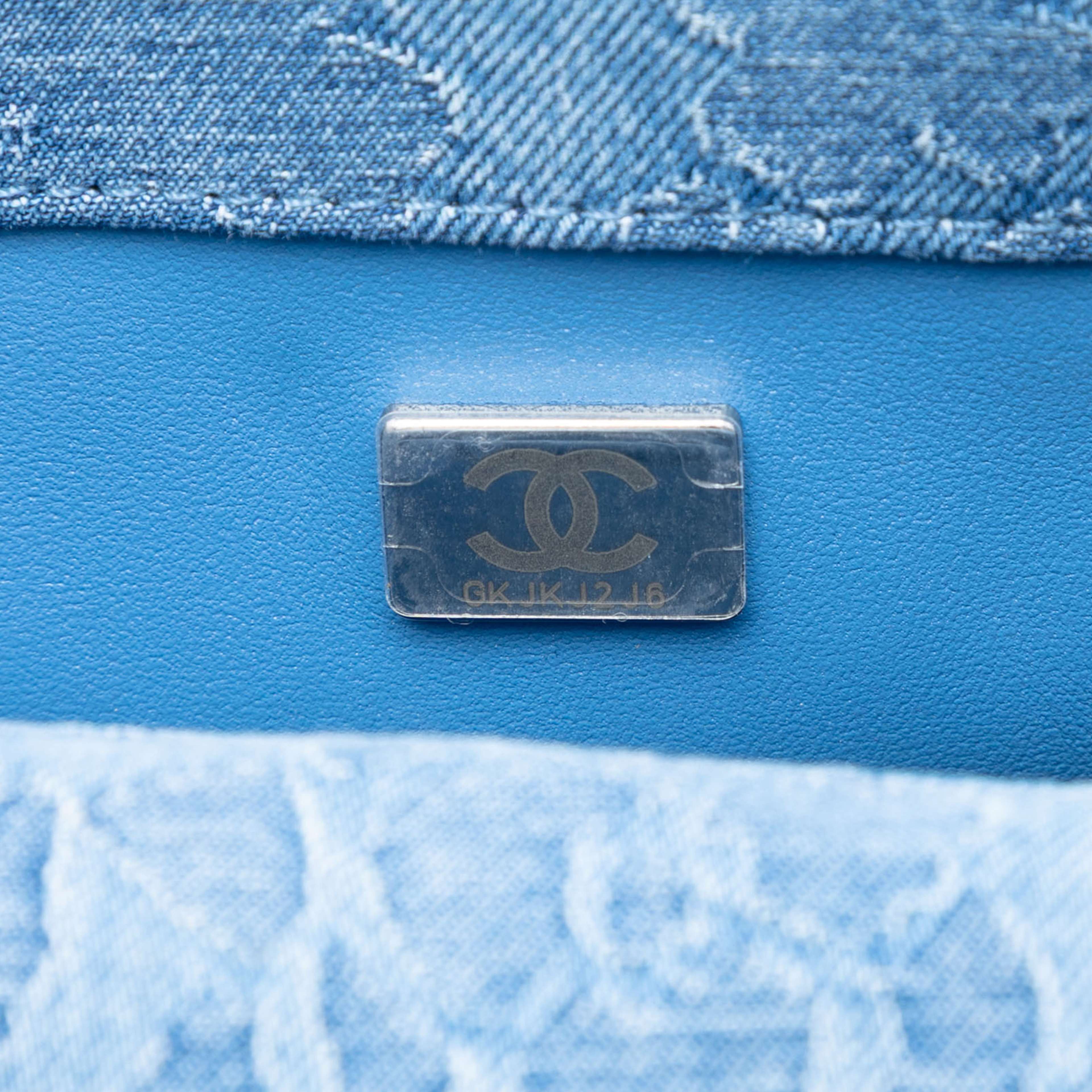 Chanel Mini Quilted Denim Camellia Sweetheart Flap, från Luxclusif, i färgen denim. Klicka för att öppna bilden i stort format