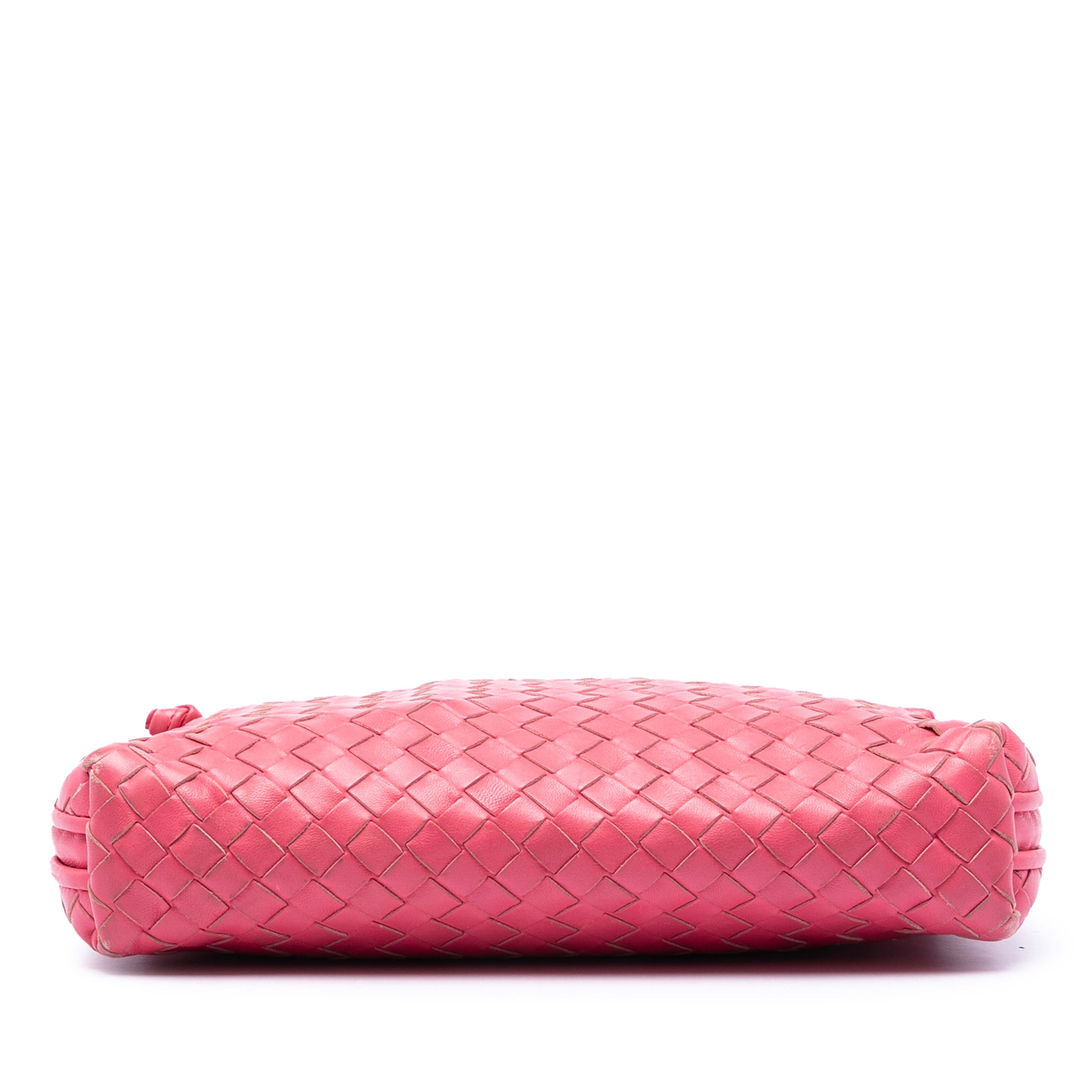 Bottega Veneta Nappa Intrecciato Nodini Crossbody, från Luxclusif, i färgen rosa. Klicka för att öppna bilden i stort format