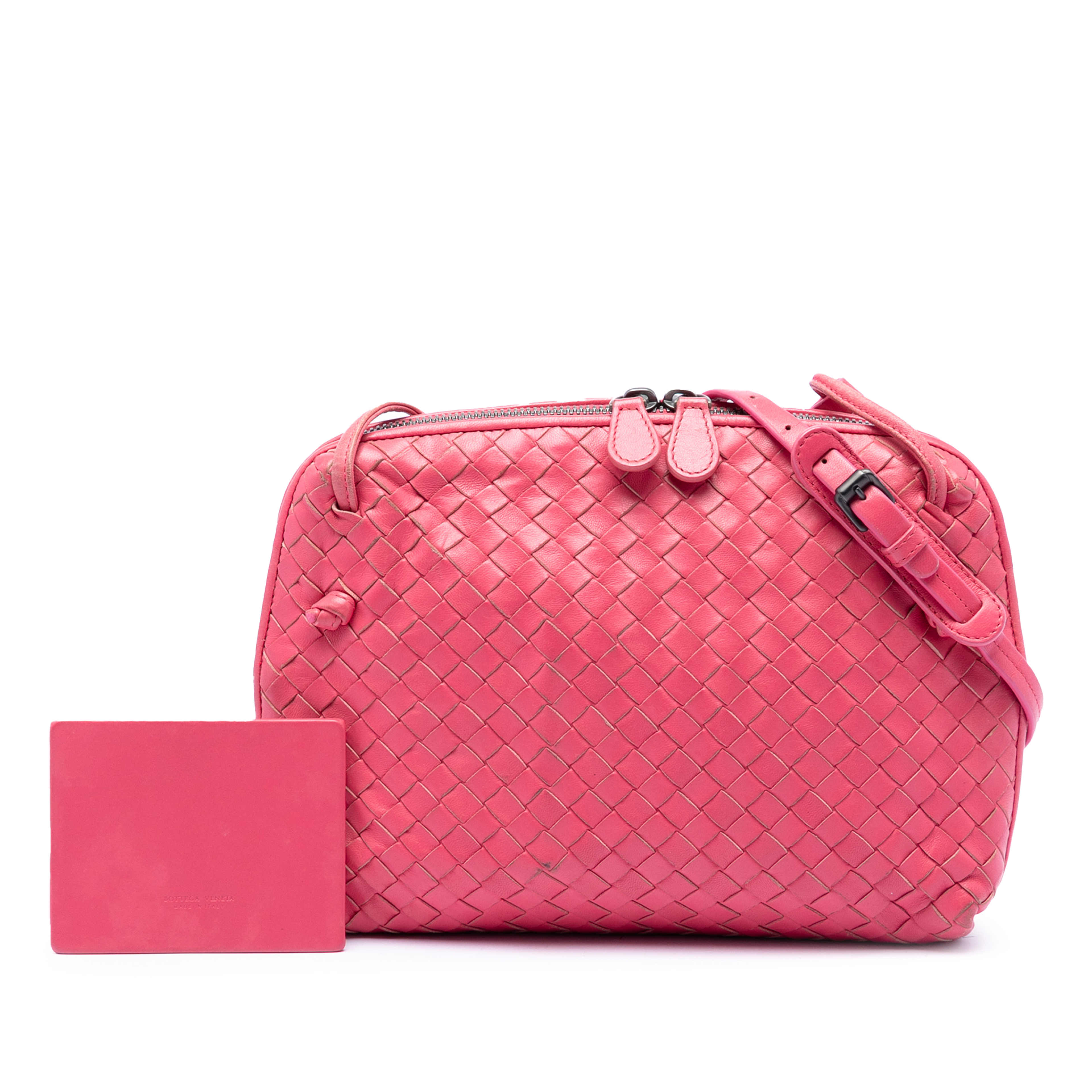 Bottega Veneta Nappa Intrecciato Nodini Crossbody, från Luxclusif, i färgen rosa. Klicka för att öppna bilden i stort format